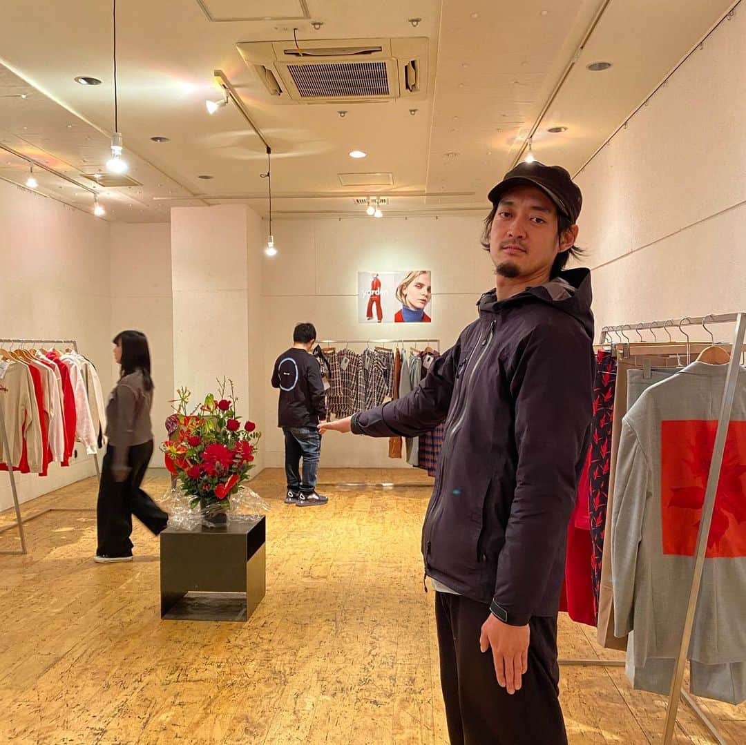 モリシーのインスタグラム：「porinのブランド、yardenの展示会にウニちゃんと行ってきました。 #awesomecityclub  #yarden #ウニちゃん」