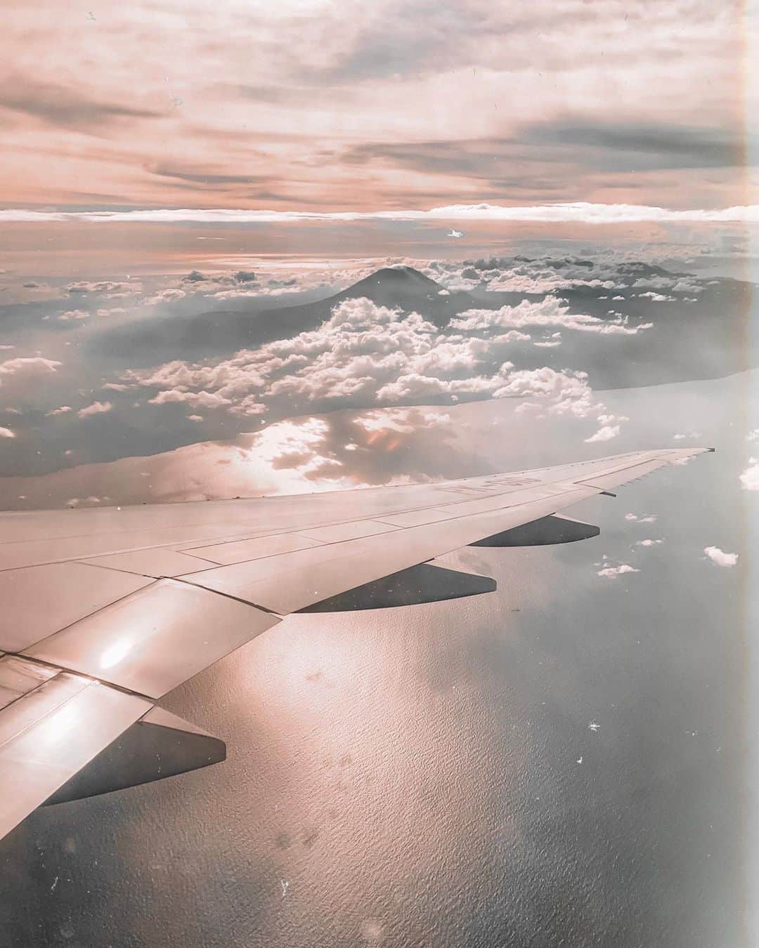 ✷kana✷のインスタグラム：「🛫 . . 空の上ってなんて美しいんだろう🤍 コロナのせいで来月のフライトを 泣く泣くキャンセルに、、よりによって ビジネス💺だったからまじショック。 そして素敵なホテルも😖 仕方ないけどさ。 落ち着いたら絶対いく！！ . 学校全部休校に、、 学童はどうなっちゃうんだろ。 我が家の事態はまあまあ深刻 . #sunrise」