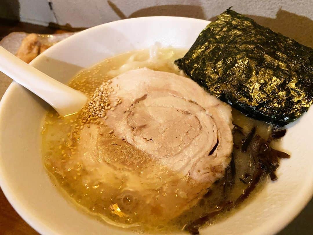 荒尾茉紀のインスタグラム：「今日はオフィシャルテストでした❗️中高生の時みたいにテスト勉強の日々を送ったわけでもないので、それほどの達成感もないのですが笑、とりあえず一段落😋友達が働いてるラーメン屋さんでプチ打ち上げ🎶 #sydney #留学 #ramen #ラーメン #japanesefood #ケンブリッジ検定」