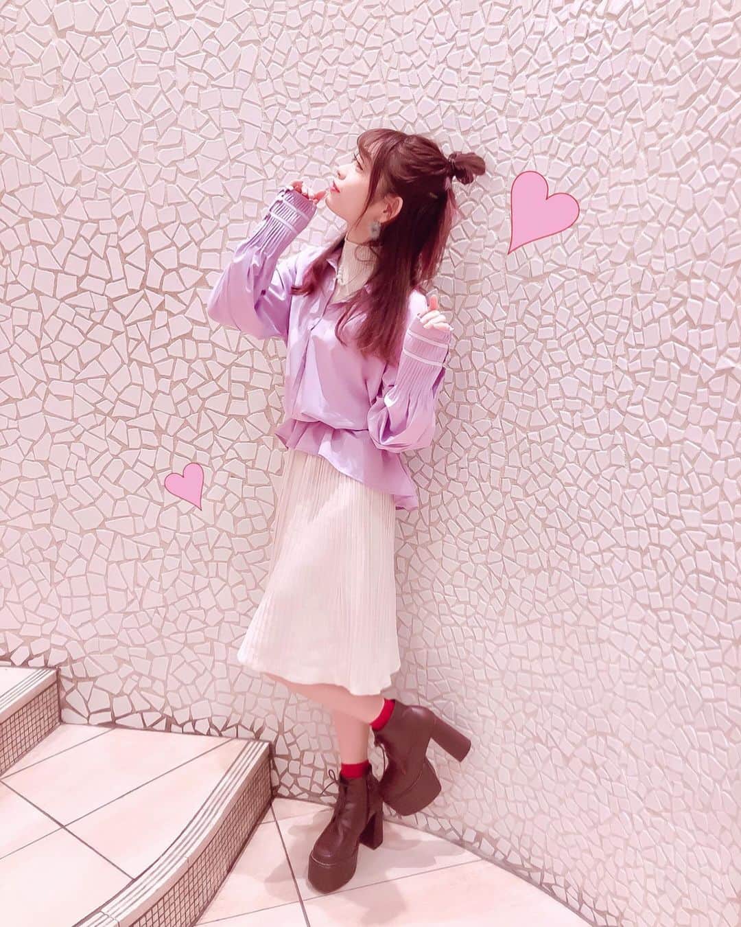 のインスタグラム：「﻿ @ladymade_officialが﻿ 今日新宿ルミネ2 2階に﻿ ˗ˏˋ オープンˎˊ˗ ってことで早速行ってきたよ〜😋♥️﻿ ﻿ ﻿ ﻿ はっきり言って好み。﻿ ﻿ 大人っぽさの中にかわいらしさや上品なラフさが含まれててすごい良き😭💗﻿ ﻿ 可愛すぎて1時間ぐらい店内見てた🤣♥️﻿ ﻿ ﻿ ﻿ ﻿ ストーリーでみんなに聞いたんだけど﻿ 春先ので使いやすかったのと、﻿ 持ってない色味に挑戦しようって思って🤗💘﻿ これにしたよ〜♥﻿ ﻿ ワンピースもめちゃくちゃ迷ったんだけどねぇ😭💗﻿ ﻿ 丈感が、足太く見えそうかなぁって思ったのと、﻿ 秋冬系の色味だったんだけど生地薄かったから使えるのが夏の羽織とかかなーとかいろいろ考えちゃった😂🌸﻿ ﻿ ﻿ みんな半々ぐらいだったもん(；＿；)♥﻿ 答えてくれて嬉しかったよ💓💓💓﻿ ﻿ ﻿ またみんなに選んでもらお☺💘﻿ ﻿ ﻿ ﻿ ﻿ ﻿ ﻿ ﻿ ﻿ ﻿ ﻿  #ladymade #ripservice #fashion ﻿ #レディメイド  #春コーデ #春トップス #パープルコーデ ﻿ #ニットワンピース  #シンプルコーデ﻿ #ルミネスト新宿　#大人かわいい ﻿ #팔로우 #소통 #셀카 #셀피 #셀스타그램 #얼스타그램 #오오티디 #메이크업 ﻿ #ladymade_official #オルチャンコーデ  #低身長コーデ #トレンドコーデ #おしゃれコーデ #ガーリーコーデ #女子会コーデ #着痩せコーデ #150cmコーデ #sサイズコーデ #155cmコーデ﻿」