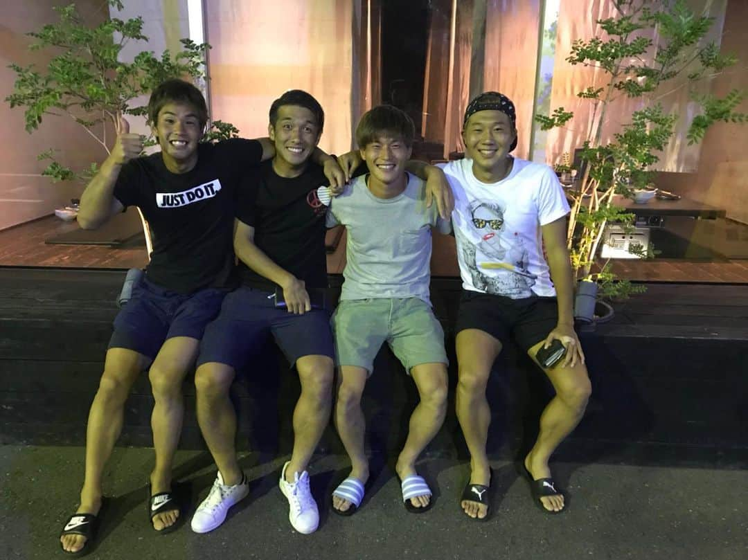 古橋亨梧さんのインスタグラム写真 - (古橋亨梧Instagram)「‪また1人一緒にサッカーした人が引退。‬ ‪1年半と短い期間でしたが一緒にサッカーできたことは誇りです。最後まで体を張る姿にいつも刺激をもらってました。そんな姿がもう見れないって思うと正直寂しい…‬ ‪これからなにをするにしてもそこでも阿部くんらしく頑張ってもらえたらなと思います。‬ ‪寂しい……‬ #FC岐阜 #2 #最高の選手 #優しいお兄ちゃん #お疲れ様でした」2月27日 20時32分 - kyogo_furuhashi