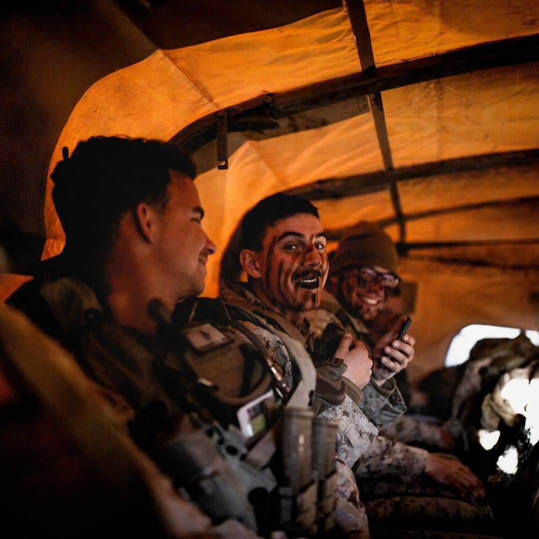 アメリカ海兵隊さんのインスタグラム写真 - (アメリカ海兵隊Instagram)「It’s Called Skin Care  Lance Cpl. Hunter Moore, a rifleman with @1stmardiv , applies camouflage paint to his face prior to the beginning of Marine Air-Ground Task Force Warfighting Exercise 2-20 at @thecombatcenter . MWX is the most comprehensive exercise there, focusing on the tactical application of combined-arms maneuver, offensive and defensive operations during combat. (U.S. Marine Corps photo by Lance Cpl. Cedar Barnes)  #USMC #Marines #Military #MWX」2月28日 2時00分 - marines