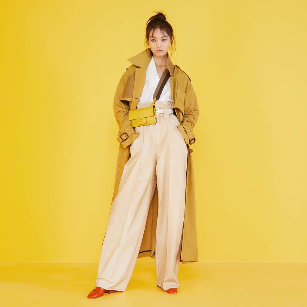 Fendiさんのインスタグラム写真 - (FendiInstagram)「Chic, confident, and effortlessly cool, the #FendiSS20 color palette shifts from tropical acid brights to warm tans, pinks, and yellows.」2月28日 2時03分 - fendi