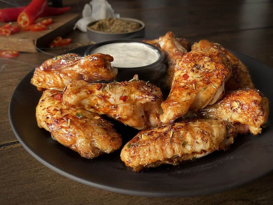 Hootersさんのインスタグラム写真 - (HootersInstagram)「Not feeling the sauce today? It’s all good. Roasted wings are 🔥 with any of our dry rubs. Available now at select locations... you know the drill.」2月28日 2時03分 - hooters