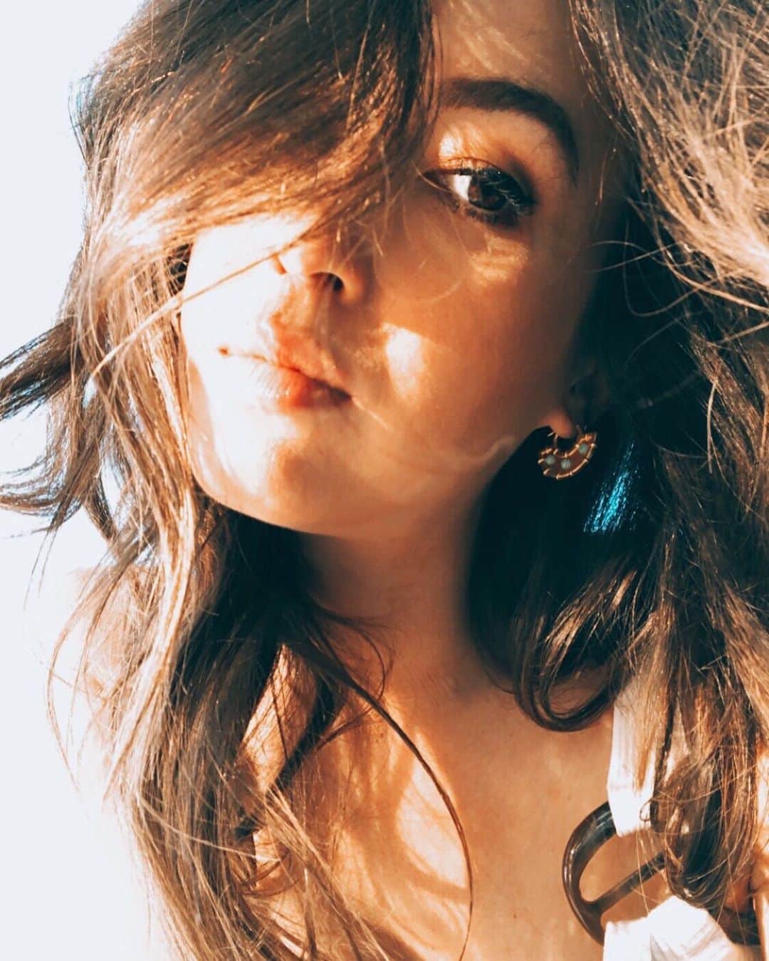 ケイト・ボイージェルのインスタグラム：「just dropping in to say that despite 2 weeks of a gargantuan bummer allergic reaction now that I can actually wear my hair down I’m surprisingly digging this hair color 💇🏻‍♀️☀️ probly the last time I’ll ever put dark color on my head but hey blondes have more fun right??」