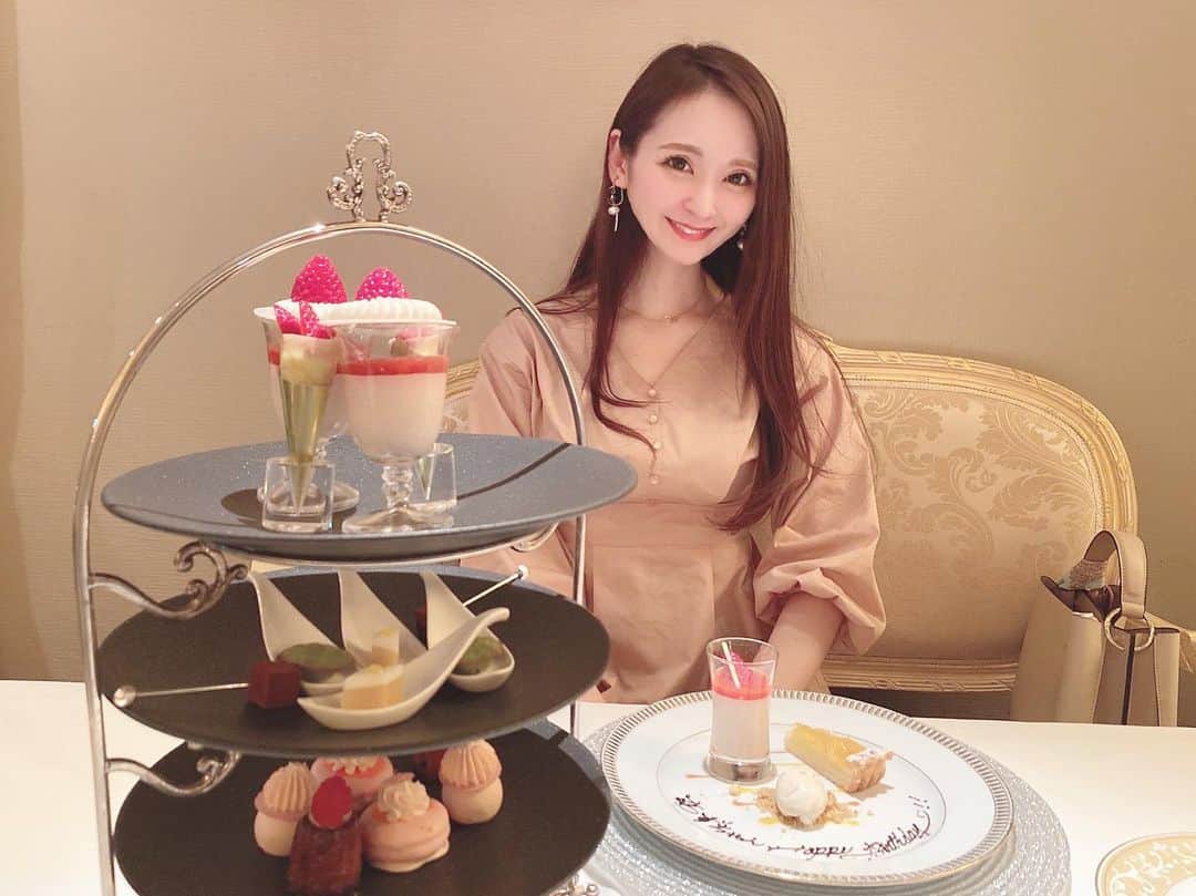 のインスタグラム：「こないだ姉のお誕生日をお祝いしたよ🥂 インターコンチ内のプロヴァンスにて☻ランチとアフタヌーンティーで大満足でした♥︎ 喜んでくれた…はず🥰笑 2月って、姉以外にも母も親友2人も生まれた月で、大事な人がたくさん生まれた月なの。めでたい。大好き2月。 ・ お料理ぜんぶ美味しかったなぁ♡ パレットに見立てたお皿にのったアミューズが特に美味しかった🎨 あとアフタヌーンティーの時に飲んだレモンドロップっていう紅茶がおいしすぎたから取り寄せようと企んでる🍋 ・ いちごもまだまだ名残りおいしけど、いちごの季節が終わったら桜アフタヌーンティー始まるから桜も行きたい🌸 冬は冬眠してたけど、あったかくなったらいろんなところにおでかけしたくなるね♥︎ ・ #冬眠明け#くまだから#ぼくはくま#プロヴァンス#インターコンチネンタル東京ベイ#お誕生日祝い#bd#hbd#おめでとう#いちごアフタヌーンティー#姉妹愛#シスコン」