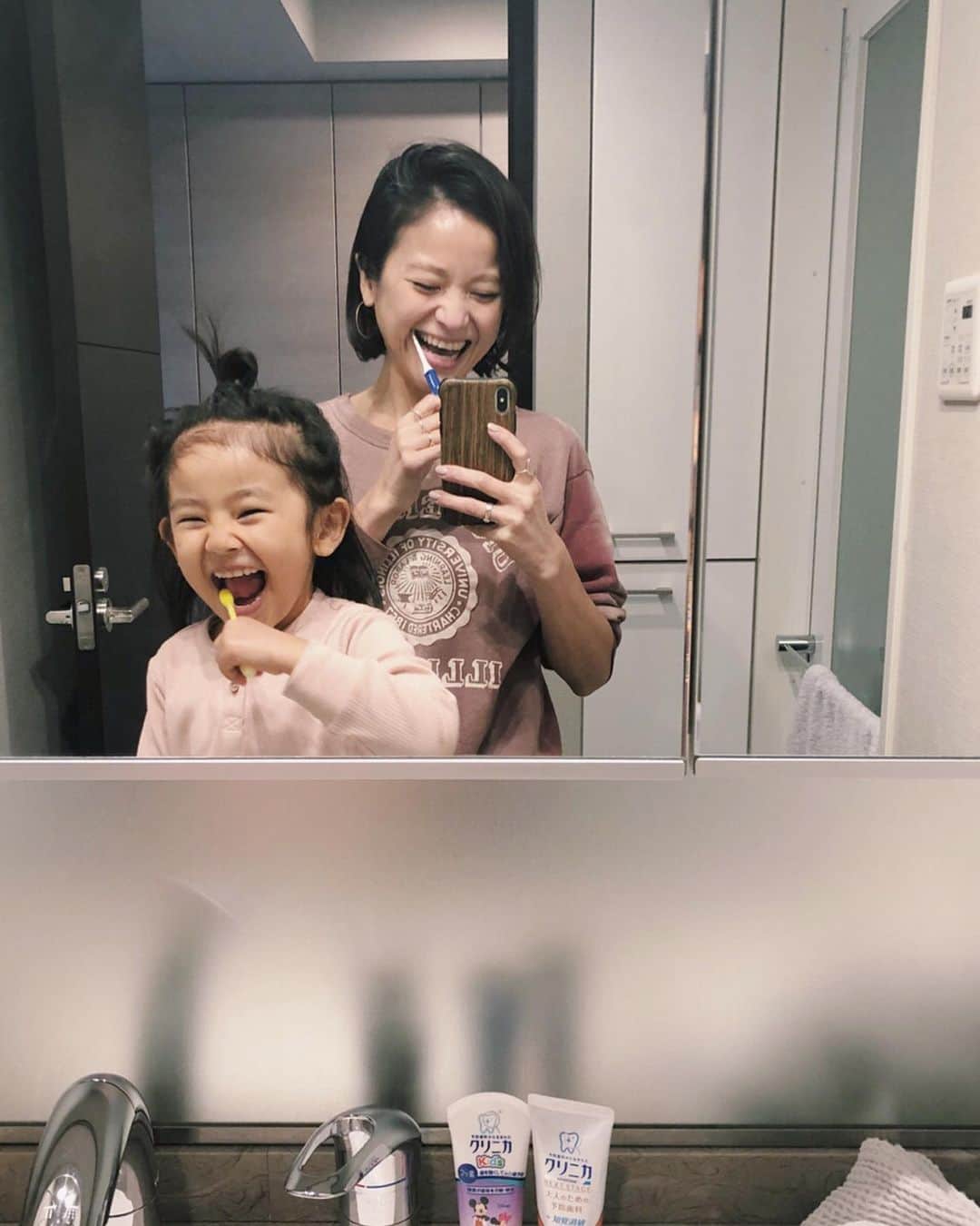 原田沙奈子さんのインスタグラム写真 - (原田沙奈子Instagram)「アマネと歯磨きの日常の風景。 まずは自分で磨いて最後の仕上げはワタシ。 歯は本当に大事だからアマネの歯を守るべく日頃のケアはしっかりしてる。 子供向けの歯磨き粉はムシ歯を予防してくれるクリニカKid‘sハミガキのぶどう香味。←ぶどう香味がなにかと好き クリニカKid‘sハブラシはよくまがって、それでいて折れない安全ハンドルのものを。 （歯科医師と共同開発しているんだって☺️） ワタシは1本でトータルケアできるクリニカアドバンテージNEXTSTAGEハミガキと、 力の入れすぎを音で知らせて予防できるクリニカアドバンテージNEXTSTAGEハブラシ。←カチッとなるからわかりやすーい！ 歯磨きは毎日の事だからなるべく楽しんで積極的にやるようにしたいけど…なかなか、ねぇ。 日常生活を懸命に生きる大人達に寄り添う @lion_clinica では親子で楽しく歯磨きできる裏ワザや、歯磨き写真を紹介してくれています。 なんと有難い🙏 #ごきげんハミガキ#クリニカ#オレンジのクリニカ#予防歯科#歯磨き#promotion」2月27日 20時45分 - sanakoharada