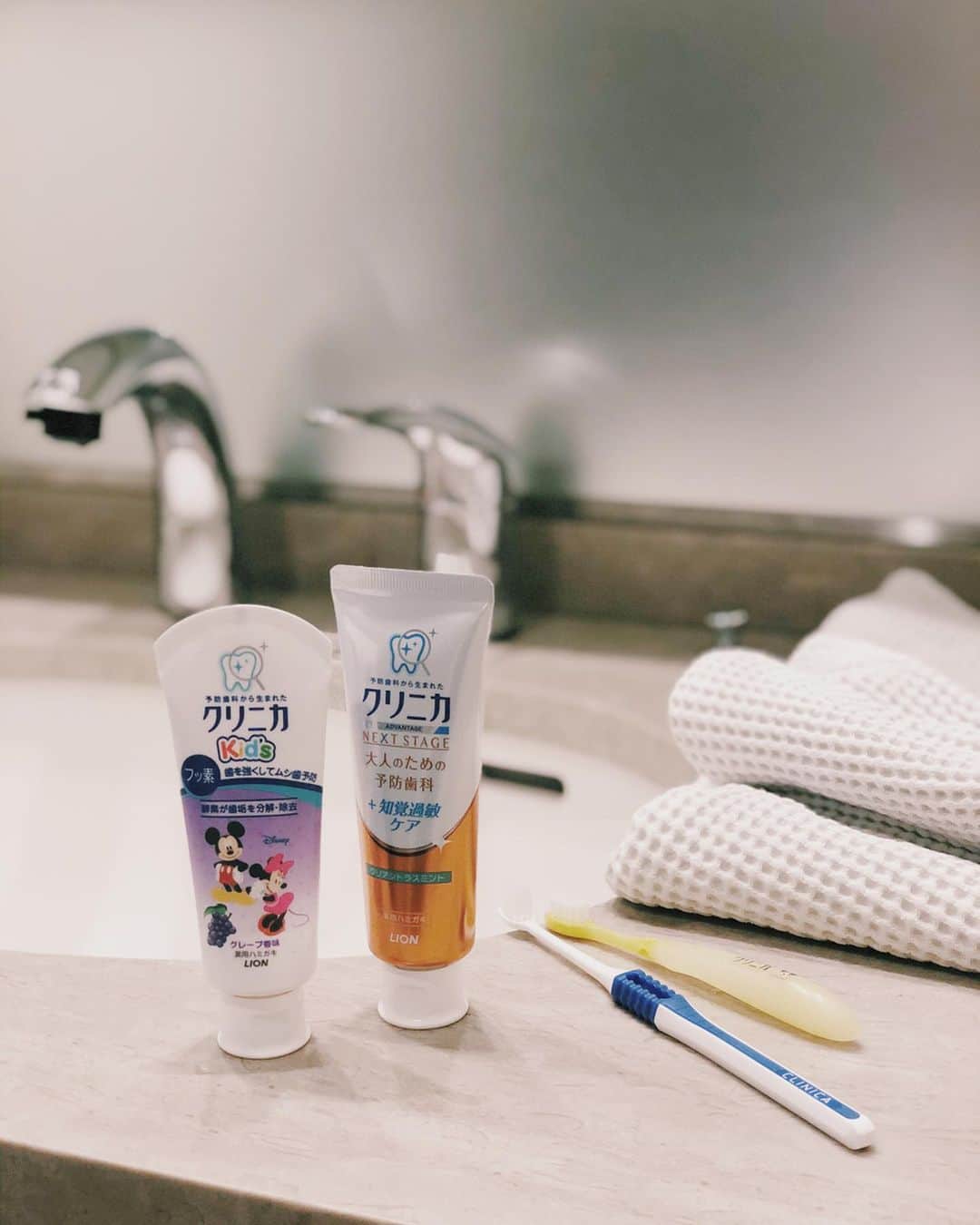 原田沙奈子さんのインスタグラム写真 - (原田沙奈子Instagram)「アマネと歯磨きの日常の風景。 まずは自分で磨いて最後の仕上げはワタシ。 歯は本当に大事だからアマネの歯を守るべく日頃のケアはしっかりしてる。 子供向けの歯磨き粉はムシ歯を予防してくれるクリニカKid‘sハミガキのぶどう香味。←ぶどう香味がなにかと好き クリニカKid‘sハブラシはよくまがって、それでいて折れない安全ハンドルのものを。 （歯科医師と共同開発しているんだって☺️） ワタシは1本でトータルケアできるクリニカアドバンテージNEXTSTAGEハミガキと、 力の入れすぎを音で知らせて予防できるクリニカアドバンテージNEXTSTAGEハブラシ。←カチッとなるからわかりやすーい！ 歯磨きは毎日の事だからなるべく楽しんで積極的にやるようにしたいけど…なかなか、ねぇ。 日常生活を懸命に生きる大人達に寄り添う @lion_clinica では親子で楽しく歯磨きできる裏ワザや、歯磨き写真を紹介してくれています。 なんと有難い🙏 #ごきげんハミガキ#クリニカ#オレンジのクリニカ#予防歯科#歯磨き#promotion」2月27日 20時45分 - sanakoharada