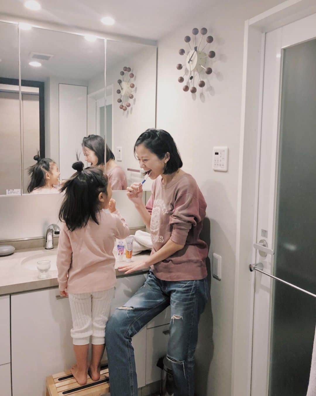原田沙奈子さんのインスタグラム写真 - (原田沙奈子Instagram)「アマネと歯磨きの日常の風景。 まずは自分で磨いて最後の仕上げはワタシ。 歯は本当に大事だからアマネの歯を守るべく日頃のケアはしっかりしてる。 子供向けの歯磨き粉はムシ歯を予防してくれるクリニカKid‘sハミガキのぶどう香味。←ぶどう香味がなにかと好き クリニカKid‘sハブラシはよくまがって、それでいて折れない安全ハンドルのものを。 （歯科医師と共同開発しているんだって☺️） ワタシは1本でトータルケアできるクリニカアドバンテージNEXTSTAGEハミガキと、 力の入れすぎを音で知らせて予防できるクリニカアドバンテージNEXTSTAGEハブラシ。←カチッとなるからわかりやすーい！ 歯磨きは毎日の事だからなるべく楽しんで積極的にやるようにしたいけど…なかなか、ねぇ。 日常生活を懸命に生きる大人達に寄り添う @lion_clinica では親子で楽しく歯磨きできる裏ワザや、歯磨き写真を紹介してくれています。 なんと有難い🙏 #ごきげんハミガキ#クリニカ#オレンジのクリニカ#予防歯科#歯磨き#promotion」2月27日 20時45分 - sanakoharada