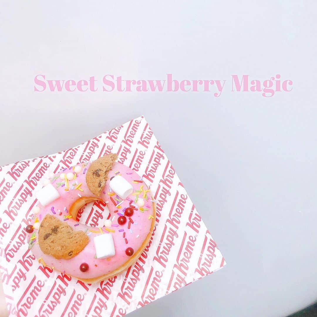 原かれんさんのインスタグラム写真 - (原かれんInstagram)「᯽ THE映えド♡♡♡ . . ピンクのドーナツに大好きなかわいいが 盛り盛り しかもおいしいとか？！最高 . . . 〔sweets surprise〕 . ☑︎スイートストロベリーマジック クッキー、マシュマロ、チョコパフ。 ストロベリードーナツにおいしい魔法。 . . . . . 𖧷 KrispyKremeDonuts 𖧷 ( @krispykremejapan ) . . . #クリスピークリームドーナツ #krispykremedoughnuts  #原かれん #かれんたん #nmb48  #selfie #예쁜카페 #donuts #おやつ #散歩 #心斎橋カフェ巡り #kawaii #ピンク加工  #映え #신사이바시 #카페 #귀여워  #instagood #スイーツ巡り #sweets #新作 #instalike #love #instafood #スイートストロベリーマジック  #sweetstrawberrymagic #原ぺこかれんたん #スイーツぴろぴろ」2月27日 20時46分 - karen_hara315