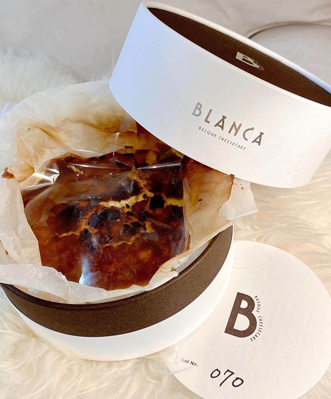 難波礼華のインスタグラム：「@blanca_cheesecake  初めてバスクチーズケーキ食べたけど、 今まで食べたチーズケーキの中で1番おいしかった🥺❤️ 発売と同時に即完しちゃうけど、、、 絶対みんなに食べてほしい🥺🥺🥺 美味しくて感激するよ❤️ (あと100個たべたい❤️)」