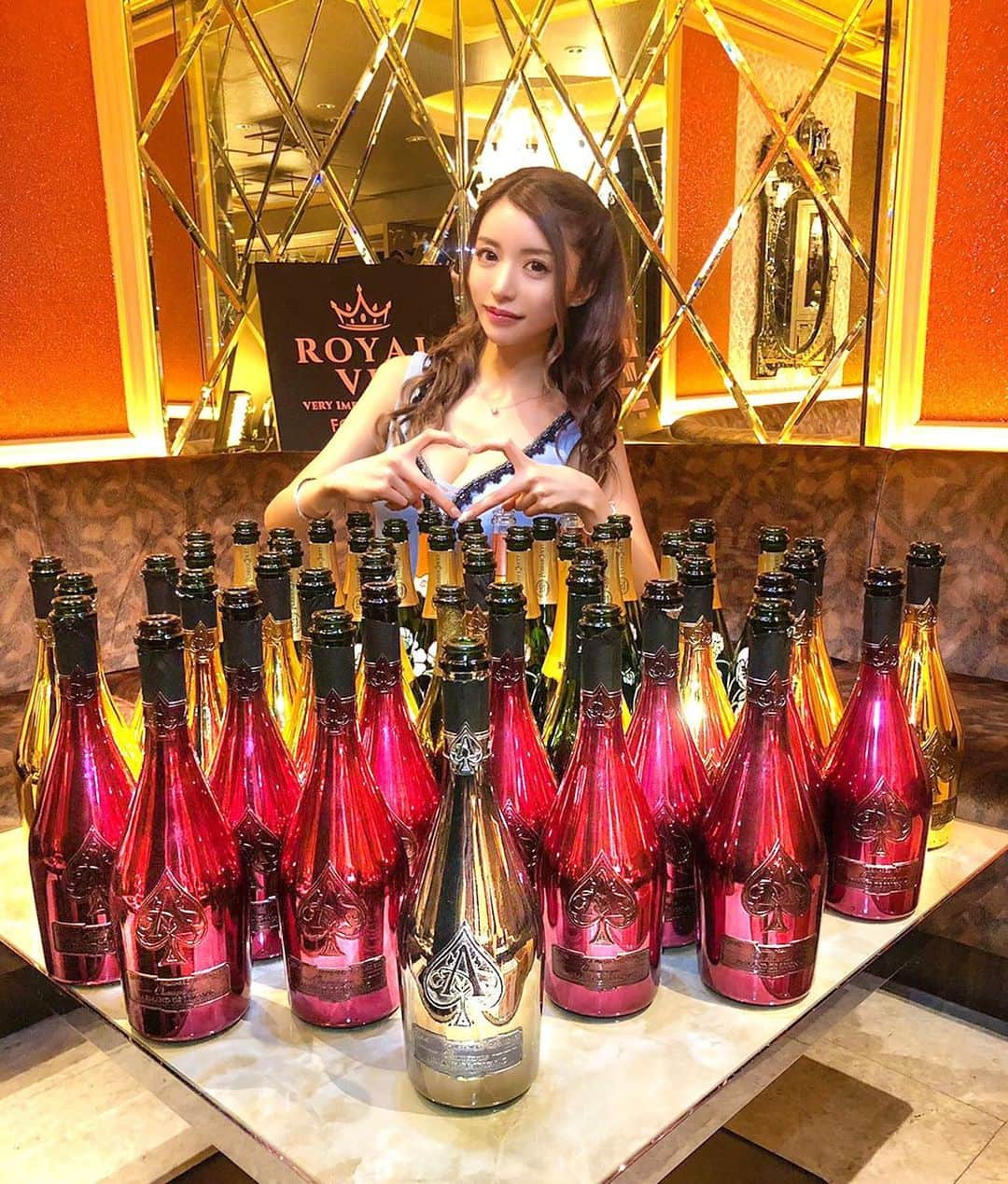 一条響さんのインスタグラム写真 - (一条響Instagram)「バレンタインで頂いた1500万円overのシャンパン🥂♥️ ， はあとポーズ上手くなった🥴👐💗 ， #シャンパン#はあと#一条響」2月27日 20時50分 - ichijyo_hibiki