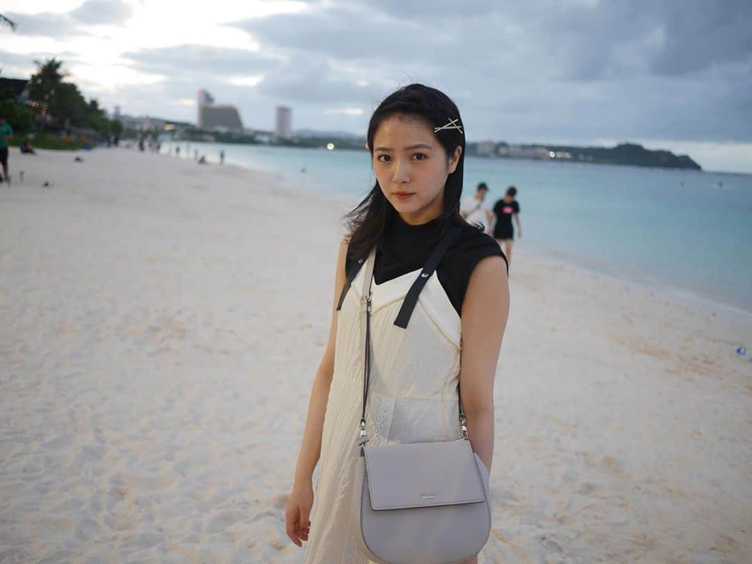 中山莉子さんのインスタグラム写真 - (中山莉子Instagram)「→﻿ 曇りだったけど、夕方の海辺と﻿ ナナズカフェでの夕食🦀🍖﻿ ﻿ #グアム旅行#beach#guam」2月27日 20時54分 - nakayama_riko_official