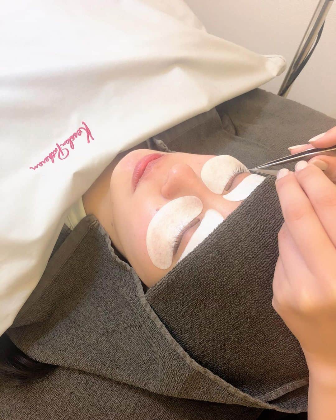 のインスタグラム：「: #makeup . . 自分の眉毛  自信ありますか🤔？？ わたしはというと…… 眉メイクが苦手すぎて😭  こりゃいかん！と思って  プロにお願いすることに♥ . ▶︎顔の土台づくり  ケサランパサラン表参道店  @kesalanpatharan_official . 顔型や目元  骨格や筋肉の付き方などなど  ひとりひとりをしっかり分析して  眉デザイン  まつげエクステ  顔型別メイクアップ  までして貰えるの~ °˖✧◝( ⁰ω⁰ )◜✧˖° . まつげエクステは  リカバーデザインという  まつげと同じ長さのエクステ！  ナチュラルなのに目元ハッキリ✨ . 眉毛は  骨格にあった型取りをして  カットや毛抜きをしてくれます✨  眉毛の描き方もしっかりレクチャーしてくれるから  自宅でも安心！  アドバイスシートも  すごく細かく記入してくれるの！ . しかも凄いのが  まつげも眉毛も  すっぴんの時まで考えてデザインしてくれるから すっぴん力が上がります…！！ メイク落としたあとの顔が  全然違うの(`⊙д๏) . 今までメイクしてて  眉メイクになると気構えてたんだけど☜おおげさw  しっかりプロに整えてもらって  アドバイスもしてもらったから  眉メイクしやすくなったよ~♥ 眉メイクに悩む女子って  たくさんいると思うから  1度は行ってみてもらいたい！！ : : : #顔の土台づくり #まつげエクステンション #眉デザイン #ナチュラルなのにきれい #リカバーデザインエア #ケサランパサラン #PR #眉メイク #まつげ #ケサランパサラン #まつエク #マツエク #美容 #美容好きな人と繋がりたい #春メイク #メイク #メイクアップ #眉毛メイク #眉毛の書き方」