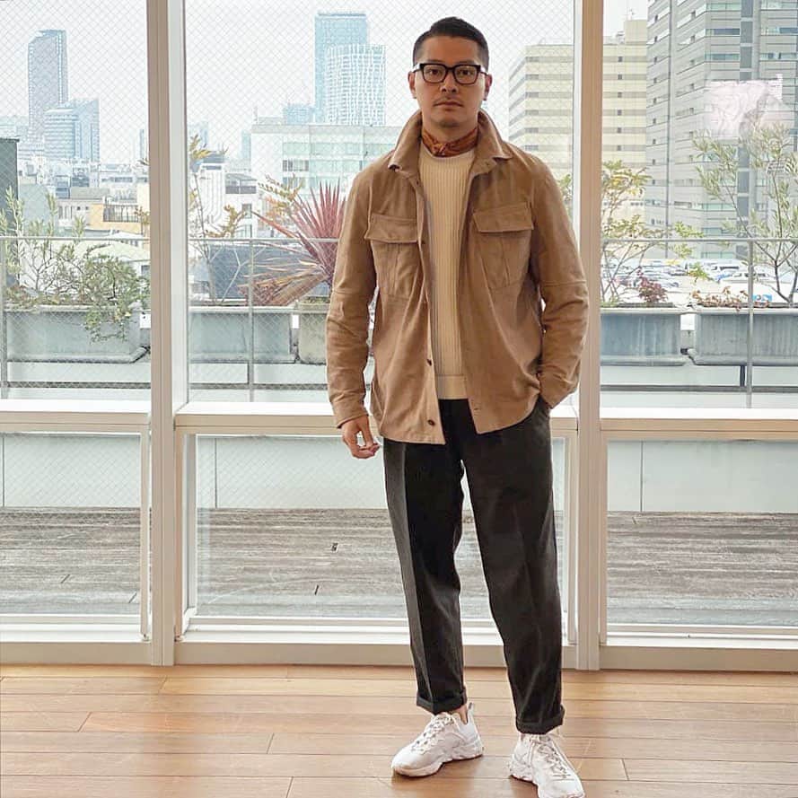 高田朋佳のインスタグラム：「“ @emmeti_official x @colony_clothing launched today...” You can check this great suede outfit on @b.r.online and our shop @colony_clothing !! ———————————————————————— #emmeti #emmetixcolonyclothing #newcolonialstyle #jetset #singapore #luxuryresort #colonyclothing #singaporelife #singaporestyle  #lifestyle #fashion #mensfashion」