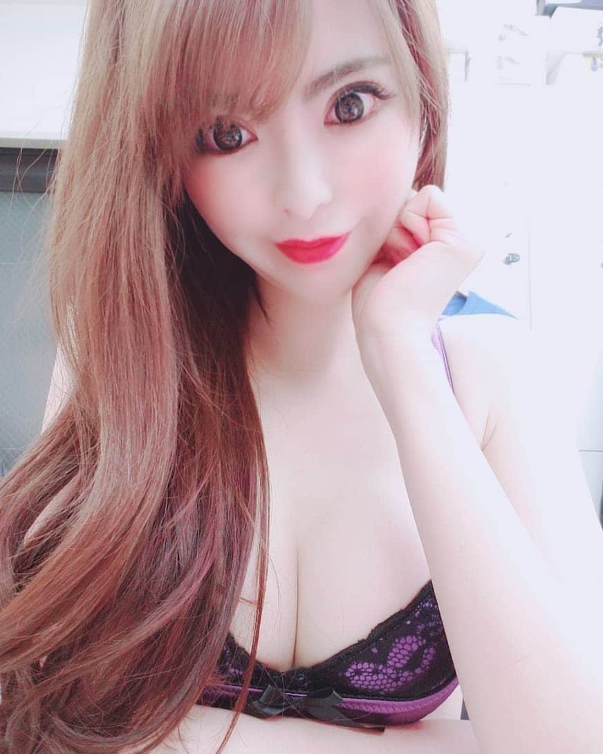 桃瀬えりなのインスタグラム：「ピアドルチェキ会でしたぁ📷 仲良しさん来てくれて助かった…😭 差し入れまで💗ありがとう💋💕イチゴ大好きっ🍓 出演モデルさんから博多のとおりもんも頂きました🎵ありがとーございます😸💕 今日の様子は3/4発売の夕刊フジに載るって💗写り自信ないけど…😭 写りマトモだったらまた告知します笑🤭  #model #me #selfie #follow #followme #ピアドル #チェキ会 #ランジェリー #差し入れ #ありがとう #夕刊フジ #取材 #いいね返し #フォロー返し」