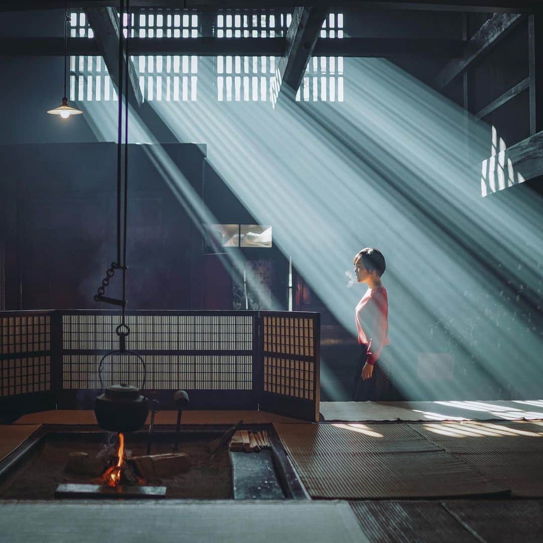 wacameraのインスタグラム：「If you have lost the light, it may be because you are in the light. . . This is a winter-only light that can be seen at a traditional Japanese house, Tsumagojuku, Nagano Prefecture. . . 12歳の時、同級生のおばあちゃんの家、気仙沼のとある街にふたりで泊まった。私は水泳が得意だったのと、東京では近くに綺麗な海がなかったため、そのおばあちゃんの家から歩いてすぐ近くの海に興奮した。 その日、その浜で意気揚々泳いでいた私は突然の高波に飲まれて天地を失った。まさにあれは溺れていたのだと思う。 波の勢いでゴーグルがずれ、視界も失い叩きつける白波の中で必死にもがいた時、なぜか瞑っていた目を開いた。その瞬間、空の光が見えて光の方へ手を伸ばして無我夢中で泳いだことを覚えている。 波から顔を出して気がついたのは、私の足は地面についていたし、立ち上がれば腰くらいまでの深さしかなかった。 友達は少し離れた浅瀬から私の様子を見て「ねぇー何ひとりで遊んでんのー？」と声をかけてきて「あはは！なんか波の中で潜っちゃったーー！」と笑って返事をしたのだが、きっと私の顔は笑ってなかったと思う。 . . 大人になっても時々、私は社会の、人生の、そして見えない何かの波に飲まれそうになる。その度に光を失い、落ち込んではなんとか微かな光を探して掴んできた。その度に、あの大人でもなく子供でもなかった12歳の時の夢のような経験を思い出している。」