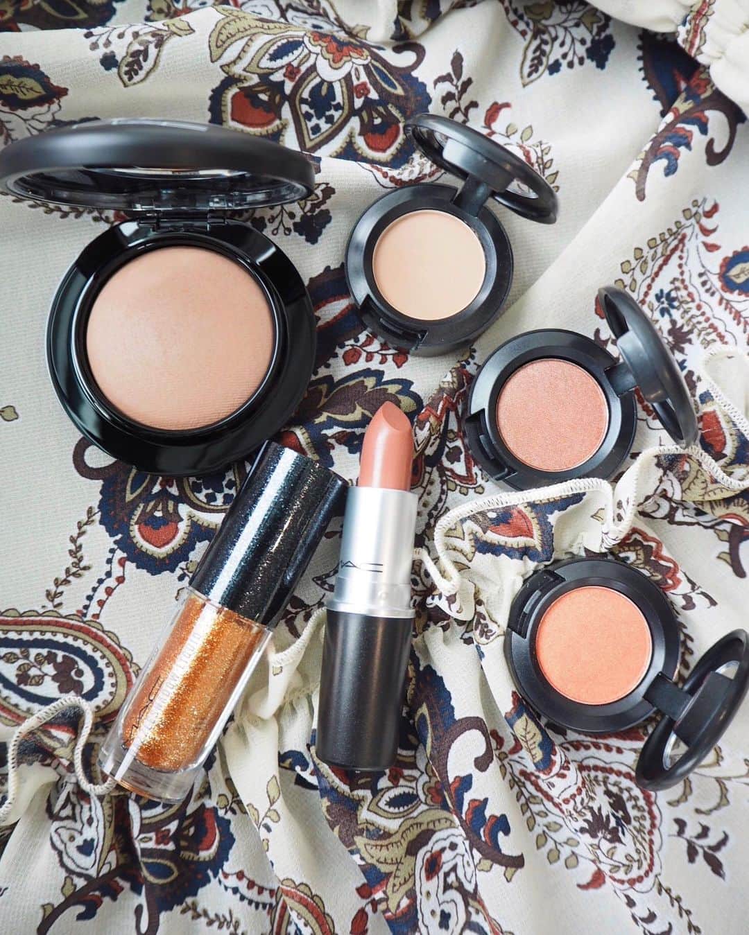 M∙A∙C Cosmetics Japanのインスタグラム：「MOUSSY @moussyofficial Spring SummerのメイクをM·A·Cが提案💄﻿ ﻿ ﻿ ﻿ Look③ウォームアイシャドウメイク🍊﻿ ﻿ ﻿ ﻿ ポイントでオレンジカラーをオン！﻿ グリッターを溶け込むように重ねてトレンドのルミナスメイク✨﻿ 今年20周年を迎えMOUSSY(@moussyofficial)により華を添えるメイクに🌈﻿ ﻿ ﻿ ﻿ ＊EYE＊﻿ スモールアイシャドウ: キッド﻿ スモールアイシャドウ: セーブル﻿ スモールアイシャドウ: サスピシャスリー スウィート﻿ ダズルシャドウ リキッド: ブリンキング ブリリアント﻿ ＊LIP＊﻿ リップスティック: ハーフン ハーフ﻿ ＊BLUSH＊﻿ M·A·C ミネラライズ ブラッシュ: コスミック フォース﻿ ﻿ ﻿ ﻿ ﻿ Make Look created by﻿ M·A·C ARTIST MASAMI YAMADA @masam1101﻿ ﻿ ﻿ ﻿ DESIGN & PHOTO:﻿ M·A·C ARTIST RINO KASAI @rino416﻿ @macpro_tokyo﻿ ﻿ ﻿ ﻿ ﻿ ﻿ #MACCosmeticsJapan #MACコスメ #MACCosmetics #メイク #コスメ #メイクアップ #アイカラー #チーク #コスメ紹介 #春メイク #春コスメ #メイク道具 #メイクプロセス #メイク用品 #セルフメイク #今日のメイク #お気に入りコスメ #MACeyeshadow #MACアイシャドウ #cosmetics #makeup #eyemakeup #eyeshadow #口紅 #リップメイク #MAClipstick #MACloveslips #MACリップ #moussy #マウジー﻿」