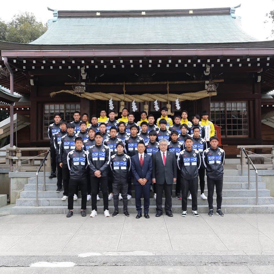 石川啓人のインスタグラム：「. ⚽️必勝祈願⚽️ #ロアッソ熊本 #17」