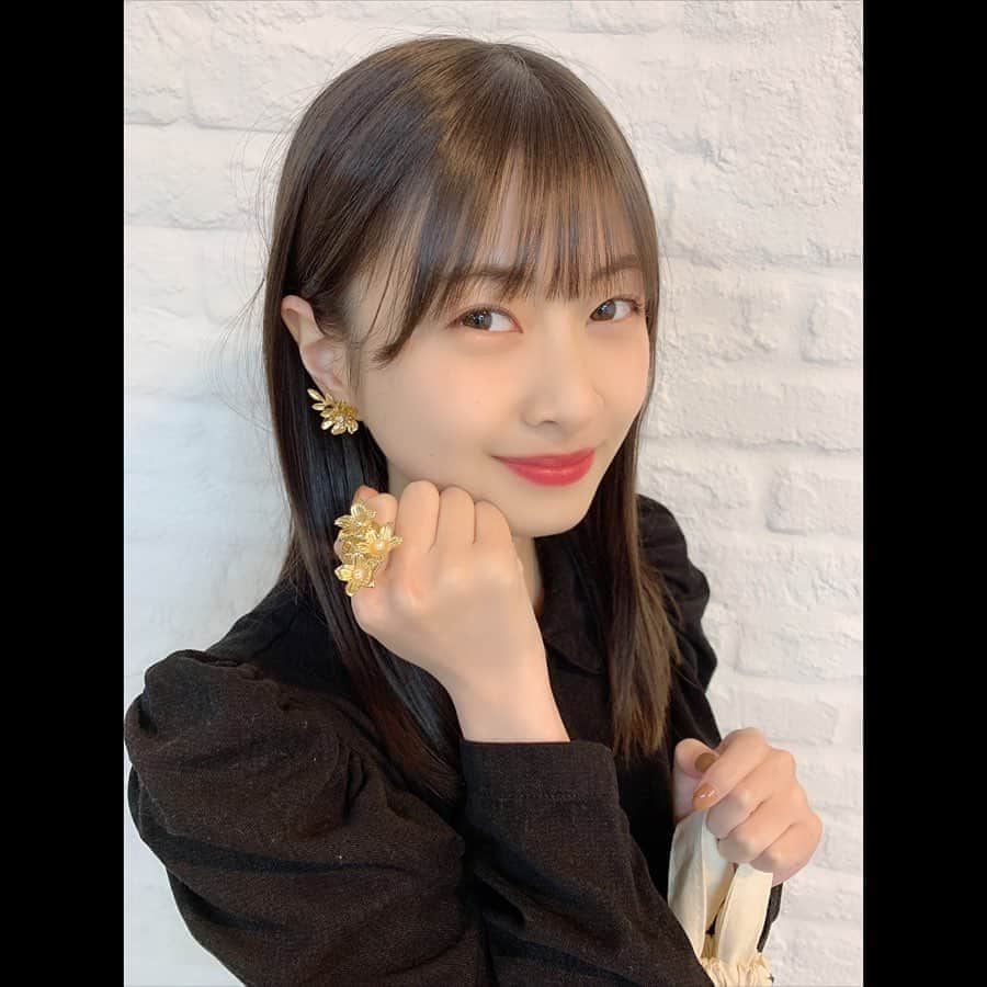 松岡はなのインスタグラム：「お誕生日に緋杏から貰ったイヤリングと指輪。 お花が沢山でめちゃ可愛い〜🕊🌼 緋杏ありがとう〜♡」