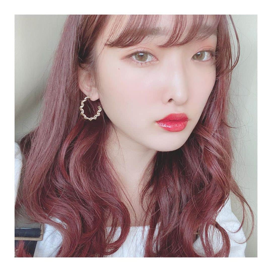 みなみのインスタグラム：「レッドブラウン❤🐻 暖色が可愛すぎて 抜け出せない  美咲さんと話してるのも凄く楽しくて時間あっという間なのに 気づけば髪色が神色になってて いつも帰る時には ルンルンになってる🦄 はぁ髪の毛かわいい…  1週間洗わなくていい？」