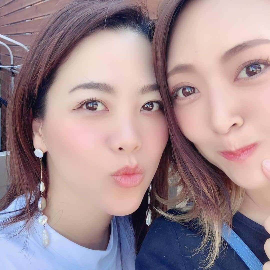 みかんさんのインスタグラム写真 - (みかんInstagram)「かなこ👩 私にとってBest friend💕 いつも愛媛から飛んできてくれるよ✈️ かなこといると自然と笑みが溢れる✨ だってかなこからしたら… サルバトーレ▶︎ペスカトーレ であり🤣 老舗(しにせ)▶︎ろうほ になり🤣 正義のヒーロー▶︎悲劇のヒロイン と同じ意味になるのです🤣 いつも笑わせてもらってる🤣 そんなかなこが大大大大好きだよ❤️❤️❤️ #かなこ #ベストフレンド #友歴18年 #かなこ暇かよ #違うか #うちの事好きすぎてくるんや #大好きやで #いつもありがとう #コストコ行ったよ」2月27日 21時21分 - mikan02241984