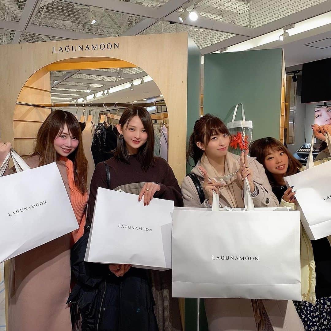 吉田早希さんのインスタグラム写真 - (吉田早希Instagram)「新宿LUMINE2にあるラグナムーン @lagunamoon_com のポップアップストアにみんなで買い物に行ってきたよー！！(*´◒`*) 最近のラグナ可愛いな…？？？？😳って思ってたからみんなで買い物に行けて嬉しいっ💓  ポップアップは3月16日までやってるみたいなので気になった方はチェックしてみて下さいね〜🌟 みんなで買い物行くと、似合う物や買う物がそれぞれ全然違って新しい見方が出来て凄い楽しかったーー🥺✨」2月27日 21時30分 - mt_yoshida