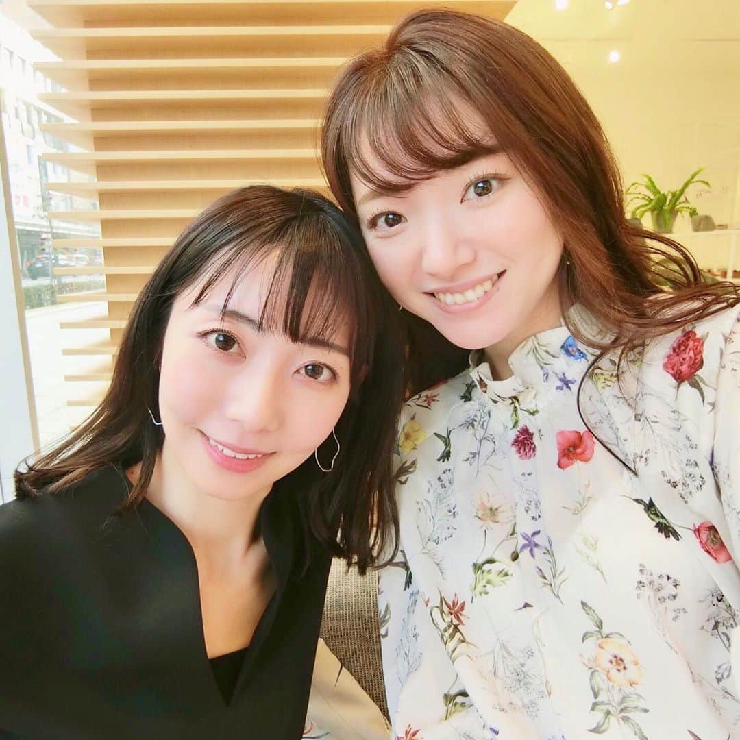 のインスタグラム：「*﻿ ﻿ 小学生の頃から大好きな鈴木えみさん(@emisuzuki_official )が﻿ 金沢に来られるということで、﻿ りゑさんと一緒に会いに…💕﻿ ﻿ @lautashi の展示会。﻿ 2020 Pre-Fall Collection.﻿ えみちぃに接客してもらって﻿ こっちのが似合うよって﻿ お話ししながらいろいろ試着して、﻿ とっても幸せな時間でした♡﻿ オーダーした洋服届くの楽しみ〜♩﻿ ﻿ 憧れのえみちぃは、まさにフェアリー🧚🏻‍♀️𓂃𓈒𓏸﻿ 会った瞬間泣きそうになっちゃった。 美しかった…。眼福。 透明感に吸い込まれそうだった~~。﻿ ﻿」