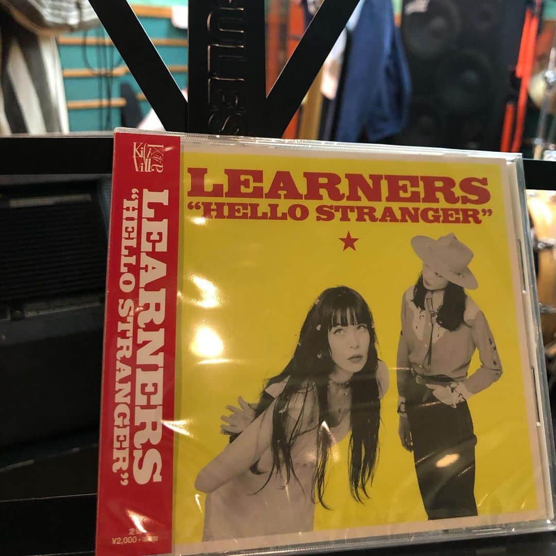 シーサーのインスタグラム：「・ ・ 2/19 リリースの LEARNERS ニューアルバム "HELLO STRANGER" レッツらぷーぷーさせてもらいました♬ ピス！  #learnersband #ラーナーズ」