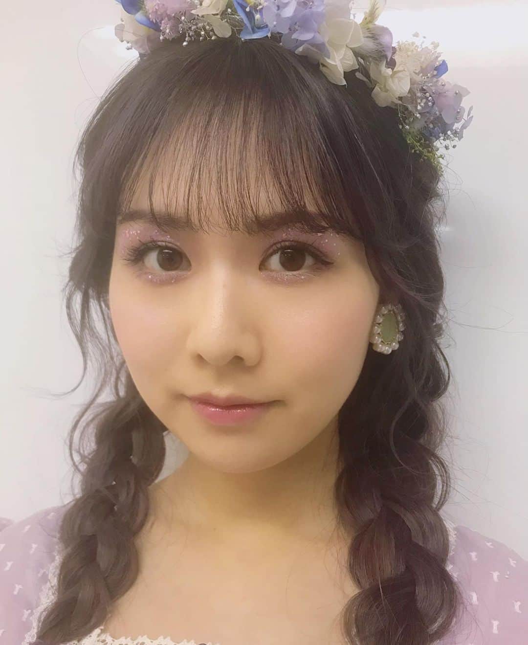 えのきどひろののインスタグラム：「すーちゃんフォトブック販売記念イベントのヘアメイク💄 パープルのチークとハイライトの透明感&ツヤ感がお気に入り🥰💜 #佐藤すみれ#すみれ色の魔法#hair#makeup#purplemakeup」