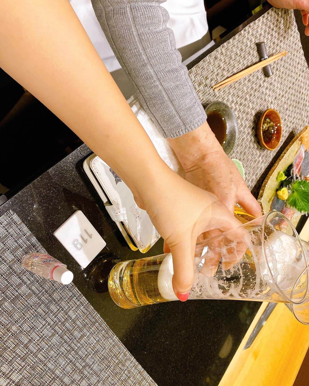 飛鳥凛のインスタグラム：「今日はお母さんの🎊🎉ᎻᎯᎵᎵᎩ ᏴᎥᏒᎢᎻᎠᎪᎩ🎉🎊にお寿司予約して行ってきました❤」