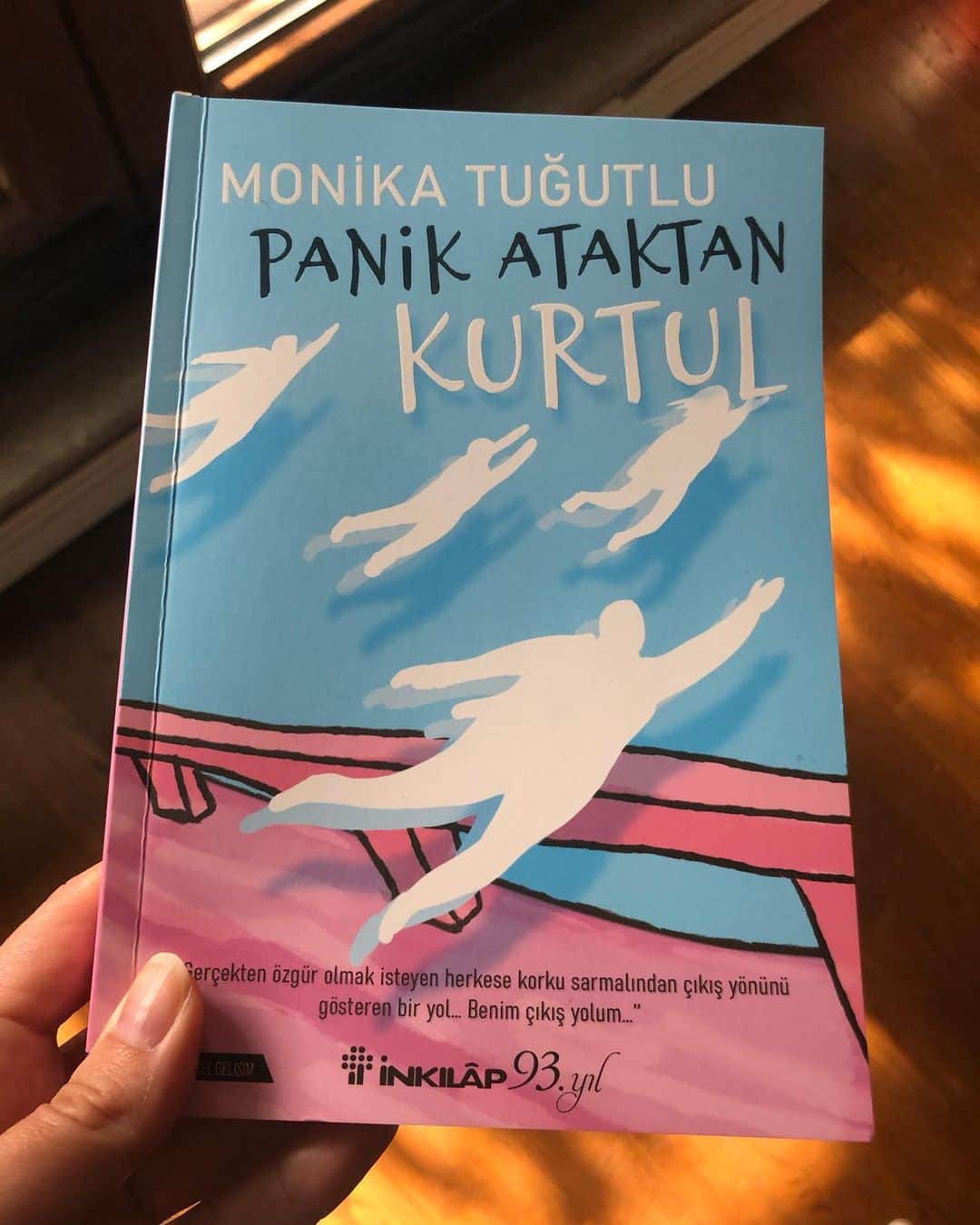 Leyla Lydia Turgutluのインスタグラム：「Annemin kitabı sonunda çıktı😍kısaca paylaşmak istediğim bir şey var..birçok insanda farklı derecelerde kaygı bozukluğu, anksiyete ve panik atak var. Bunları yaşayan kişilerin büyük bir kısmı bununla ilgili yardım almaya çekiniyor. Lütfen şunu bilin ki bu konuda yalnız değilsiniz. Annem kitabında hayatının panik atakla geçen 30 senesinde hiçbir şey işe yaramadıktan sonra bundan çıkış yolunu nasıl bulduğunu anlatıyor. Ben de bu durumları zaman zaman yaşayan biri olarak annemin bu konudaki tecrübe ve tavsiyelerini dinliyor ve kendi hayatımda uygulamaya çalışıyorum. Umarım ihtiyacı olan herkese ulaşır ve iyi gelir🙏Kitabın Türkiye'de çıkmasını sağlayan sevgili @gulseniseri81 ve @inkilapkitabevi teşekkür ederiz✨(tüm kitabevleri ve onların online sayfalarında bulabilirsiniz📚)」