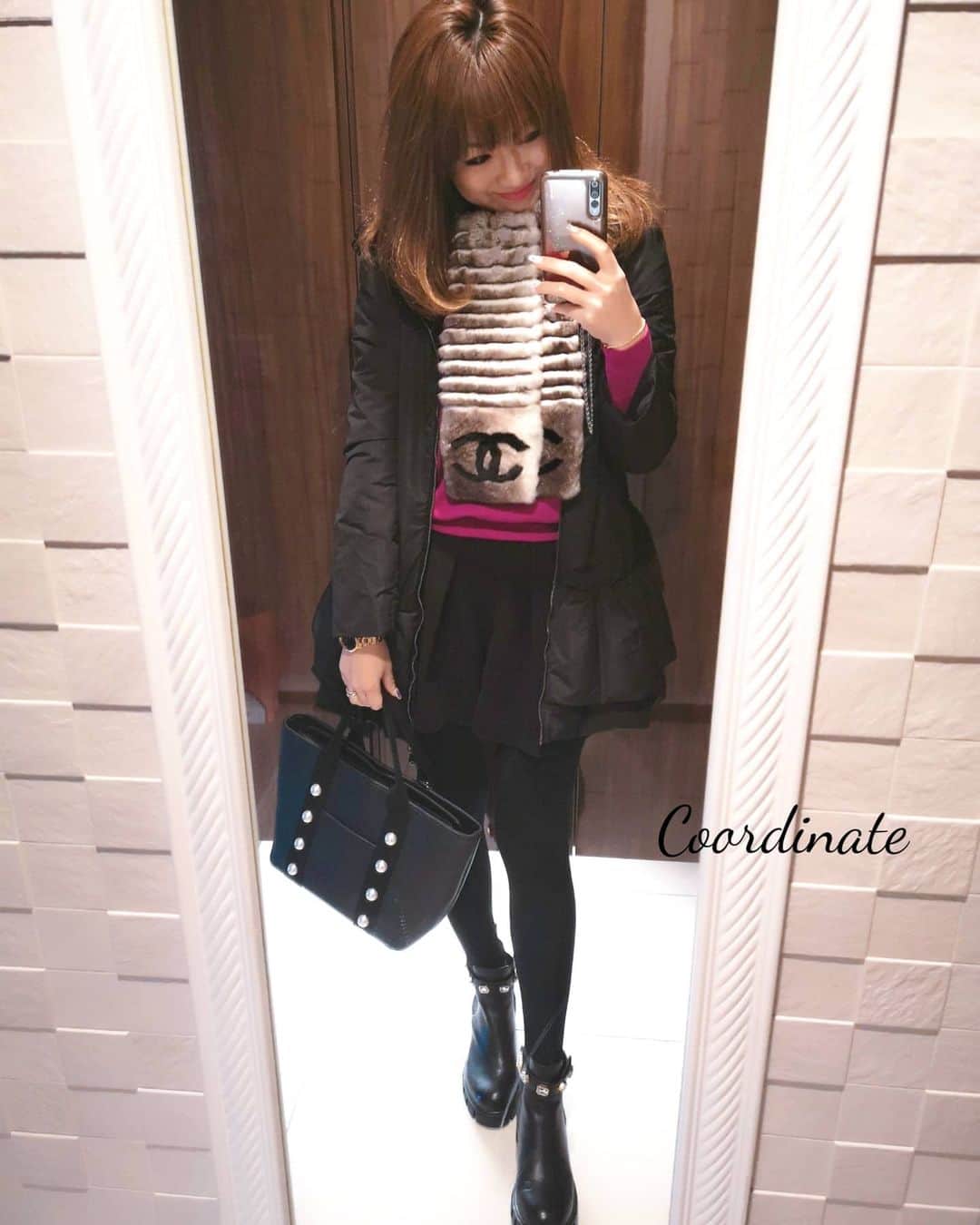 のインスタグラム：「鮮やかなニットを主役に❤️ ニット　@coca_official_store  ショーパン、バッグ、アウター @trefleplus  ブーツ　@creawebshop」