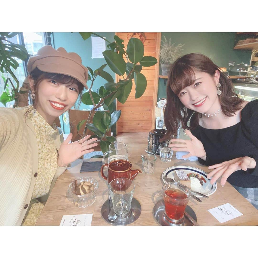 Kanaさんのインスタグラム写真 - (KanaInstagram)「ㅤ ㅤ ものすっっっごい久しぶりの カフェ投稿🤣🙌🏻❣️ ㅤㅤ ㅤ ㅤ たべものと日用品waoに行くために 初の金町へっ🍰🍓☕️ ㅤ だいだいだいすきな私のママ() かっちさんとカフェ巡りdayだったよ🥺💖 ㅤ ㅤㅤ ㅤㅤ この日はちょうどイベントの日が被って お目当ては食べれなかったけど フロマージュ シフォンケーキ スコーン どれもすごい美味しかった🤤💭💓🌸 ㅤ ㅤ そして右端のニット帽は 私が被ってたやつ ㅤ 、、じゃなくて ティーポットカバーなのです😳☕️🧶 冬季限定なのかな？ かわいかったな~~~⛄️❄️❣️ ㅤ ㅤ ㅤ 2枚目の写真はcafe HAKUTA 雰囲気素敵なカフェだった🌿𓂅 𓈒𓏸 ㅤ HAKUTAの写真はこっちに載せます♡ @ririkanas2  ㅤ ㅤ ㅤ ㅤㅤㅤㅤㅤㅤㅤㅤㅤㅤㅤㅤㅤ ちなみにこの時のトップスと パールネックレスは どっちも @berna__official 🍒 ピアスはかっちさんが プレゼントしてくれたやつ🥰❤️❤️❤️ ㅤ どれも可愛くてお気に入り👼🏻💓 ㅤ ㅤㅤ ㅤㅤ ㅤ ㅤ ㅤ ㅤ #かちかな ㅤ #kana__cafe ㅤ ㅤ #たべものと日用品wao #東京カフェ #金町カフェ #カフェ巡り #フロマージュ #チーズケーキ #シフォンケーキ #スコーン #いちご #tokyocafe #cafe #strawberry #cakes #cafehakuta」2月27日 21時45分 - kalnnas2