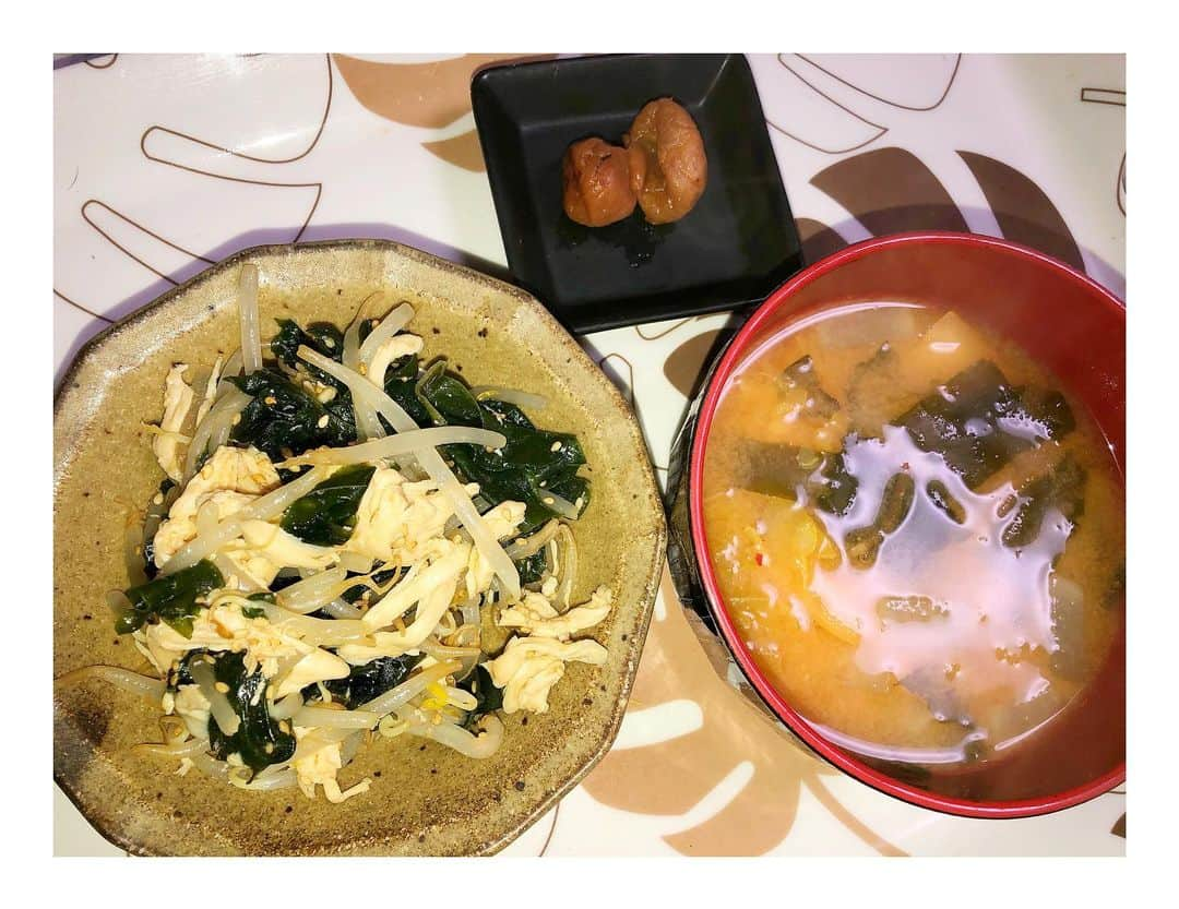 真矢さんのインスタグラム写真 - (真矢Instagram)「本日の真矢メシ🍴 ①ささみもやしナムル ②キムチ味噌汁 はい。どんどん質素メシになって行きます🙄 減量の基本。 消費カロリーを増やす。 摂取カロリーを減らす。 生野菜無理やから、サラダっちゅーもんを食べれないので減量には厳しい😫 明日からまさかの3連休😭 足りてなかった睡眠補給と、家の大掃除＆断捨離でしっかり動いて、食う量減らすぞー🤭 ✴︎ ✴︎ #真矢メシ #質素メシ #減量 #本格的始動 #やるときはやる #やればできる子」2月27日 21時47分 - smile_mayaya