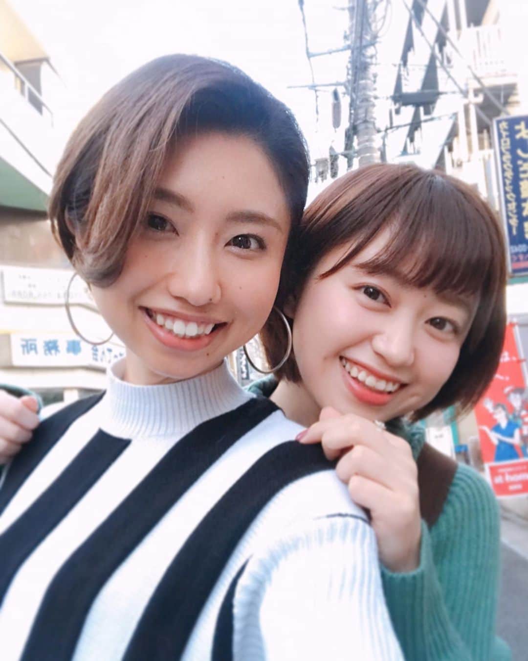 渡辺梨夏子のインスタグラム：「あけましておめでとうだった ほのかと、大学の先輩のお笑いライブに遊びに行ったひ😆😁🤣 よーうやく見にいけて嬉しかったな〜喋って笑ってちょっと懐かしくて良い日でした🌈✨ #週末記録 #週末めも #お笑いライブ #さくらだモンスター #すこっとらんど  #九州男子」