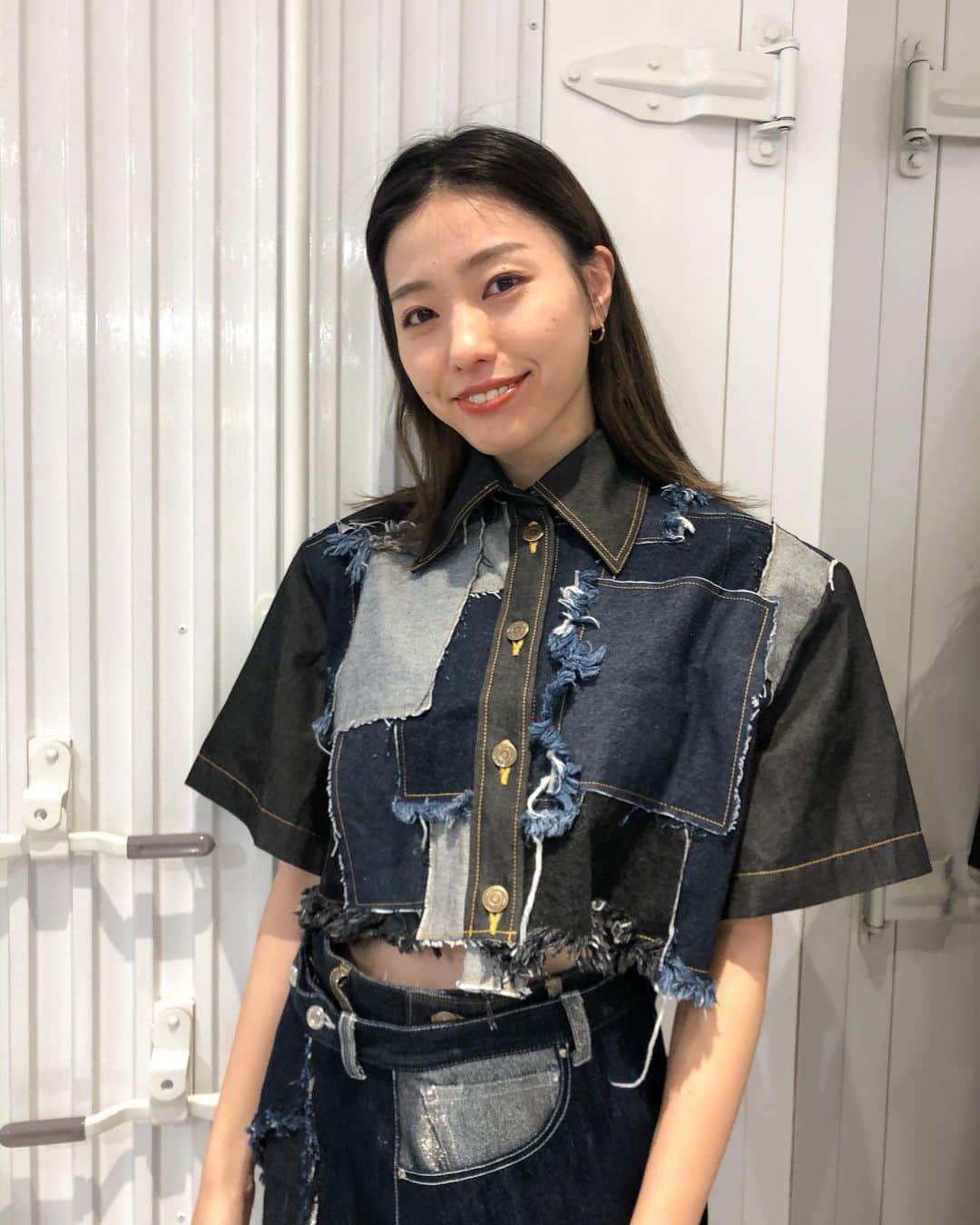 岩崎志保のインスタグラム：「Sustainable Project Laforet × Okayamadenim 👖♻️ ラフォーレ原宿で開催されてるイベントに行ってきました。 岡山デニムの廃材を利用したコレクションで全てが一点もの。 コレクション自体も初披露でどれも可愛くて素敵だった♡ めちゃくちゃ迷ってやめたけど買わなかったこと後悔しそう…笑 ファッションでも古着だったりこういうサステナブルなアイテムを選択していきたいね☺️ . ラフォーレ内で¥5,000以上お買い上げの方の中で先着5,000名様限定でノベルティ(4枚目のポーチ)をプレゼントしてるそうです🎁 イベントは3/15までだよ〜！ . #sustainableprojectlaforet #okayamadenim #laforetharajuku #sustainable #岡山デニム #ラフォーレ原宿 #pr」
