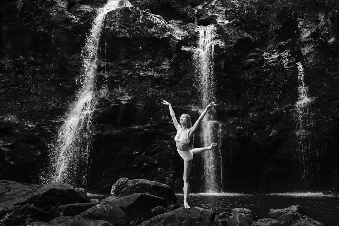 ballerina projectさんのインスタグラム写真 - (ballerina projectInstagram)「Isabella Boylston on the road to Hana. #ballerina - @isabellaboylston #roadtohana #hana #maui #hawaii #ballerinaproject #ballerinaproject_ #ballet #dance #waterfall #isabellaboylston  The Ballerina Project book is now available. Go to @ballerinaprojectbook for info. #ballerinaprojectbook  Purchase one of the last remaining limited edition prints. Link is located in our Instagram profile.」2月27日 22時05分 - ballerinaproject_