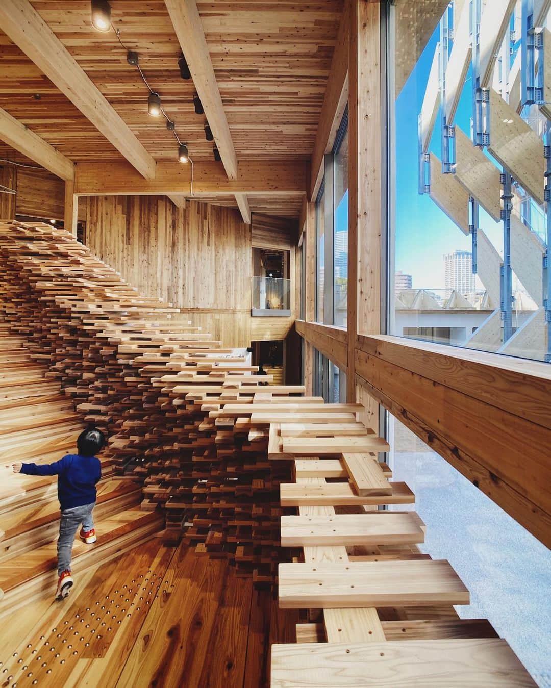 ima_ju / Jun Iのインスタグラム：「. . www (wild wood wings) by kengo. com / part2 . —Inside Ver.— - . . #kumakengo #architecture #隈研吾 . . 小中高の臨時休校ニュースには驚き😳 . . wiz @tokyo_grapher #ShotOn_TG  #ShotoniPhone . Wise Lens #TG_Wide . . ::」