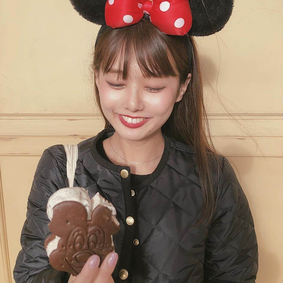 ᴱᴸᵞさんのインスタグラム写真 - (ᴱᴸᵞInstagram)「Throwback Thursday 🏰❤️🍨✨ クッキーに挟まれたアイス 美味しくない訳がない。 最近スーパーカップのクッキーバニラが大好き🍪 Jakeが作ってくれるバナナシェイクも♡ . #disneyland #disney #mickymouse #minniemouse #losangeles #california #disneycaliforniaadventure #ディズニーランド #カリフォルニアディズニー #ディズニー #カリフォルニア #ロサンゼルス #ミッキーアイス #ミッキーマウス #ミニーマウス」2月27日 22時28分 - diary___ely