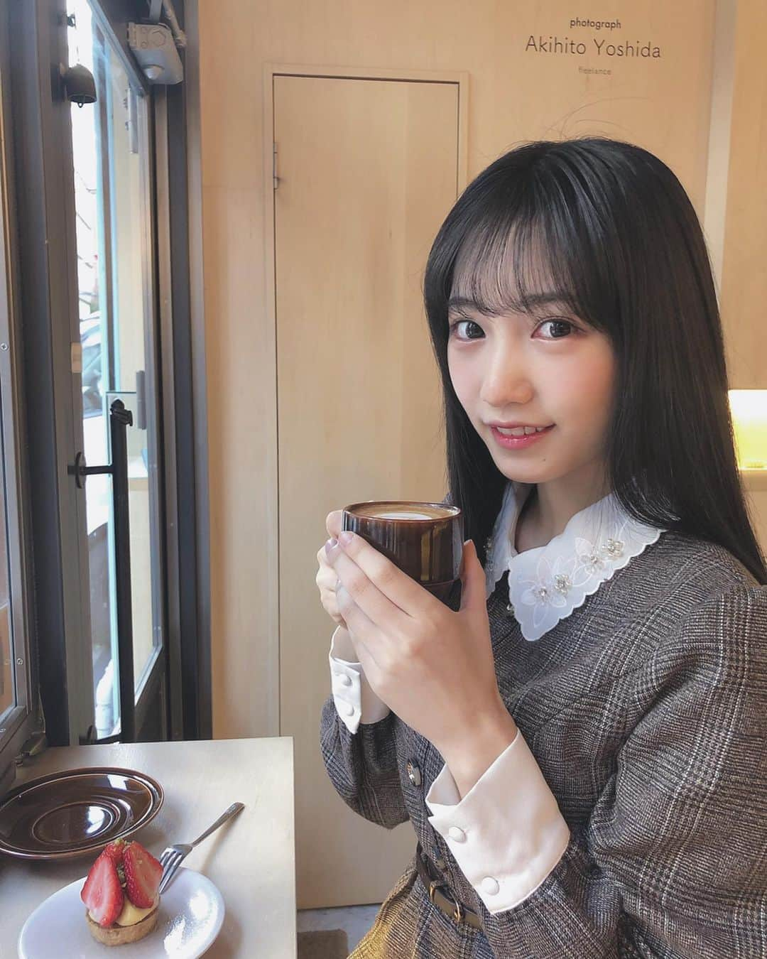 横野すみれさんのインスタグラム写真 - (横野すみれInstagram)「彼女とカフェデートなう？☕️﻿ ﻿ ﻿ ﻿ この間、カフェ巡りをしてきた時の✨﻿ ﻿ ﻿ KAGUNOMI-DOU(カグノミ堂)で﻿ ﻿ カフェラテとタルトフレーズ(いちごのタルト)を﻿ ﻿ 食べました🍓🍓﻿ ﻿ ﻿ ﻿ ラテアートがおしゃれで可愛い😍﻿ ﻿ この間投稿した、ASIAN RAD AFTERSの向かいにあるカフェです☺️﻿ ﻿ #﻿カフェ #大阪カフェ #カグノミ堂 #彼女とデートなうに使っていいよ #いちごスイーツ #ラテアート #カフェめぐり #堀江カフェ #心斎橋カフェ #横すーグルメ」2月27日 22時28分 - yokono_sumire