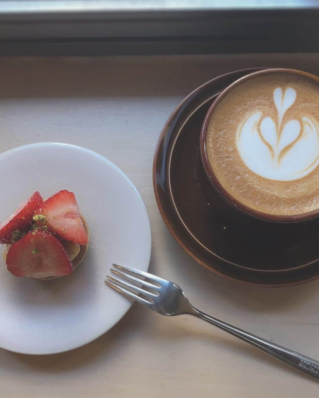 横野すみれさんのインスタグラム写真 - (横野すみれInstagram)「彼女とカフェデートなう？☕️﻿ ﻿ ﻿ ﻿ この間、カフェ巡りをしてきた時の✨﻿ ﻿ ﻿ KAGUNOMI-DOU(カグノミ堂)で﻿ ﻿ カフェラテとタルトフレーズ(いちごのタルト)を﻿ ﻿ 食べました🍓🍓﻿ ﻿ ﻿ ﻿ ラテアートがおしゃれで可愛い😍﻿ ﻿ この間投稿した、ASIAN RAD AFTERSの向かいにあるカフェです☺️﻿ ﻿ #﻿カフェ #大阪カフェ #カグノミ堂 #彼女とデートなうに使っていいよ #いちごスイーツ #ラテアート #カフェめぐり #堀江カフェ #心斎橋カフェ #横すーグルメ」2月27日 22時28分 - yokono_sumire