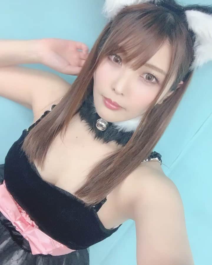 新村あかりのインスタグラム：「今日はイベントに来てくださりありがとうございました！！ こんな時期にも関わらず会いに来てくれてほんまに感謝です😭💕✨ 新村はせっかく来てくれた人の為なら出来るだけのことをしたいし、それで喜んでくれたらハッピーなのですよ！  でもお互い体調には気をつけようね💖」