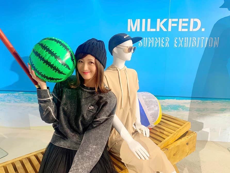 小松彩夏さんのインスタグラム写真 - (小松彩夏Instagram)「今日はいつもお世話になっている﻿ MILK FED.( @milkfedjp )の展示会へ😊✨﻿ ﻿ 夏のMILK FED.もとっても可愛い🌺﻿ ﻿ 早く夏服着て夏﻿ らしいこと沢山したいなぁ☀️﻿ ﻿ 海も行きたいし、BBQもしたい🍖﻿ ﻿ 楽しみがいっぱい🏖﻿ ﻿ #milkfed #milkfedjp #ミルクフェド #ミルフェ #2020 #夏新作 #exhibition #ミルクフェド女子 #ミルフェ女子 #calif #fes #フェス #fashion #kawaii #ミルクフェド男子 #ミルフェ男子 #ガーリーストリート #夏 #summer #オシャレ #ファッション #fashion﻿」2月27日 22時24分 - official_ayaka_502