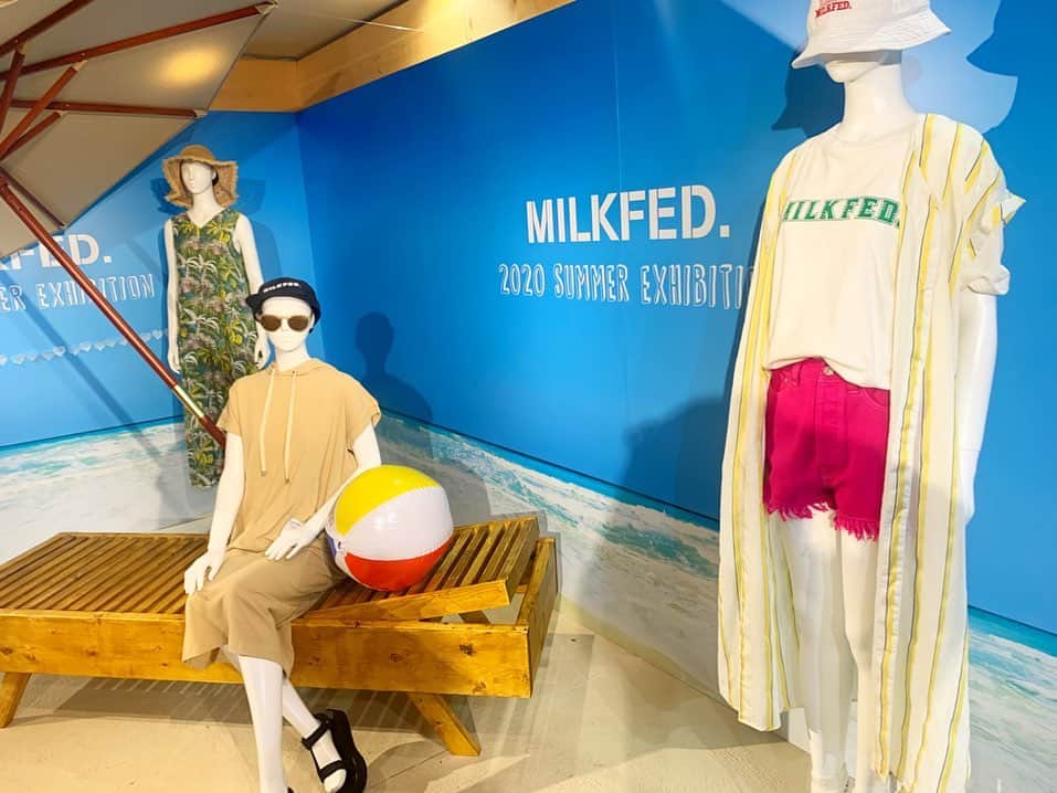 小松彩夏さんのインスタグラム写真 - (小松彩夏Instagram)「今日はいつもお世話になっている﻿ MILK FED.( @milkfedjp )の展示会へ😊✨﻿ ﻿ 夏のMILK FED.もとっても可愛い🌺﻿ ﻿ 早く夏服着て夏﻿ らしいこと沢山したいなぁ☀️﻿ ﻿ 海も行きたいし、BBQもしたい🍖﻿ ﻿ 楽しみがいっぱい🏖﻿ ﻿ #milkfed #milkfedjp #ミルクフェド #ミルフェ #2020 #夏新作 #exhibition #ミルクフェド女子 #ミルフェ女子 #calif #fes #フェス #fashion #kawaii #ミルクフェド男子 #ミルフェ男子 #ガーリーストリート #夏 #summer #オシャレ #ファッション #fashion﻿」2月27日 22時24分 - official_ayaka_502