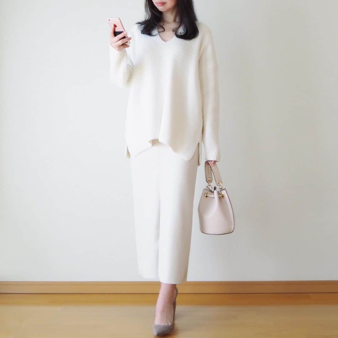 hanaのインスタグラム：「outfit❄️ * white×ecru☺︎ * 厚手のコットンニット。 びみょうな気温のうちに着ておかないと。 * #lappartement #zara #pellico」