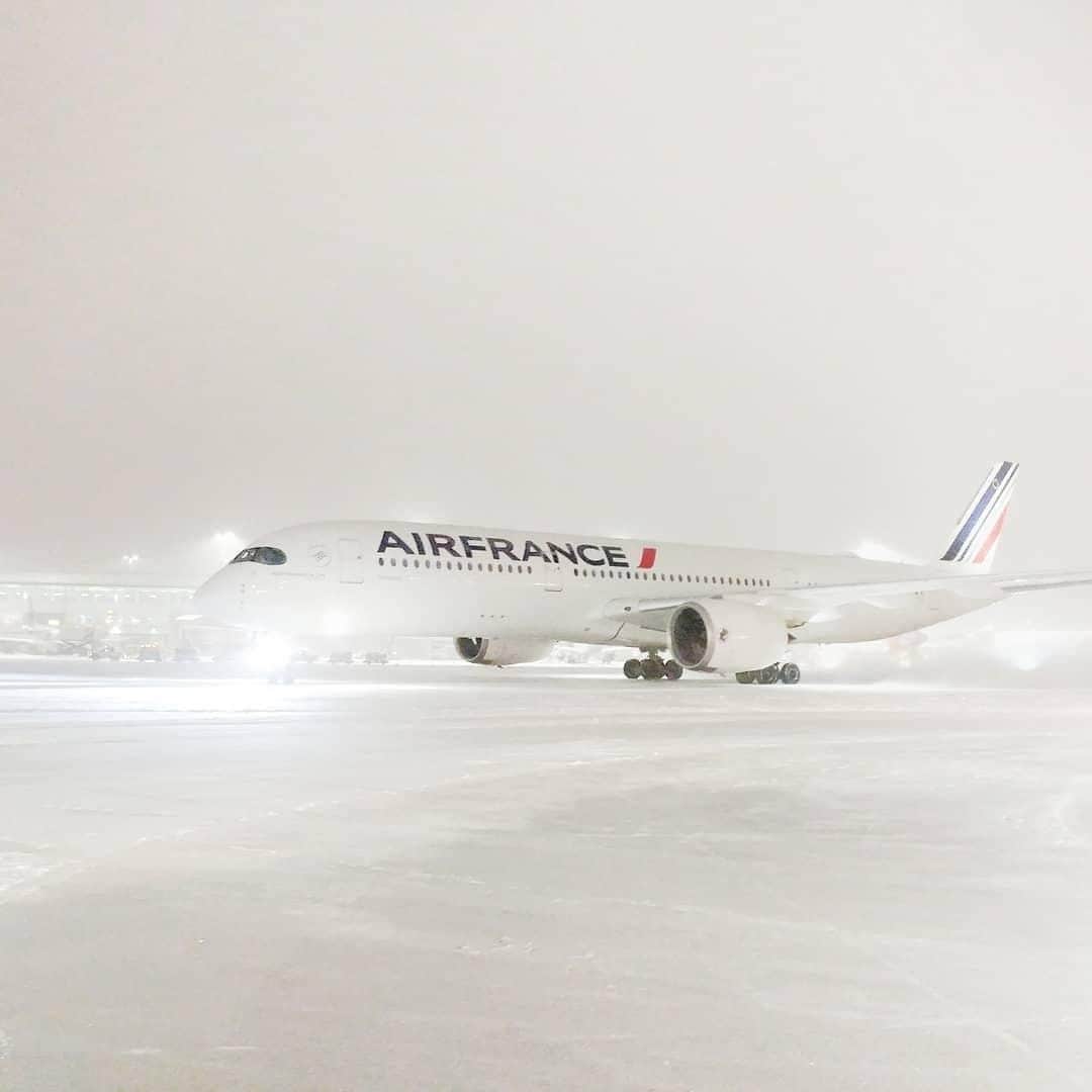 のインスタグラム：「A white night in Toronto.  Blanc sur blanc, dans la nuit de Toronto. Thanks to @philippe_elsayah for capturing our A350 ❄️ #AirFrance #Franceisintheair #A350 #plane #aviationphotography #planephotography」