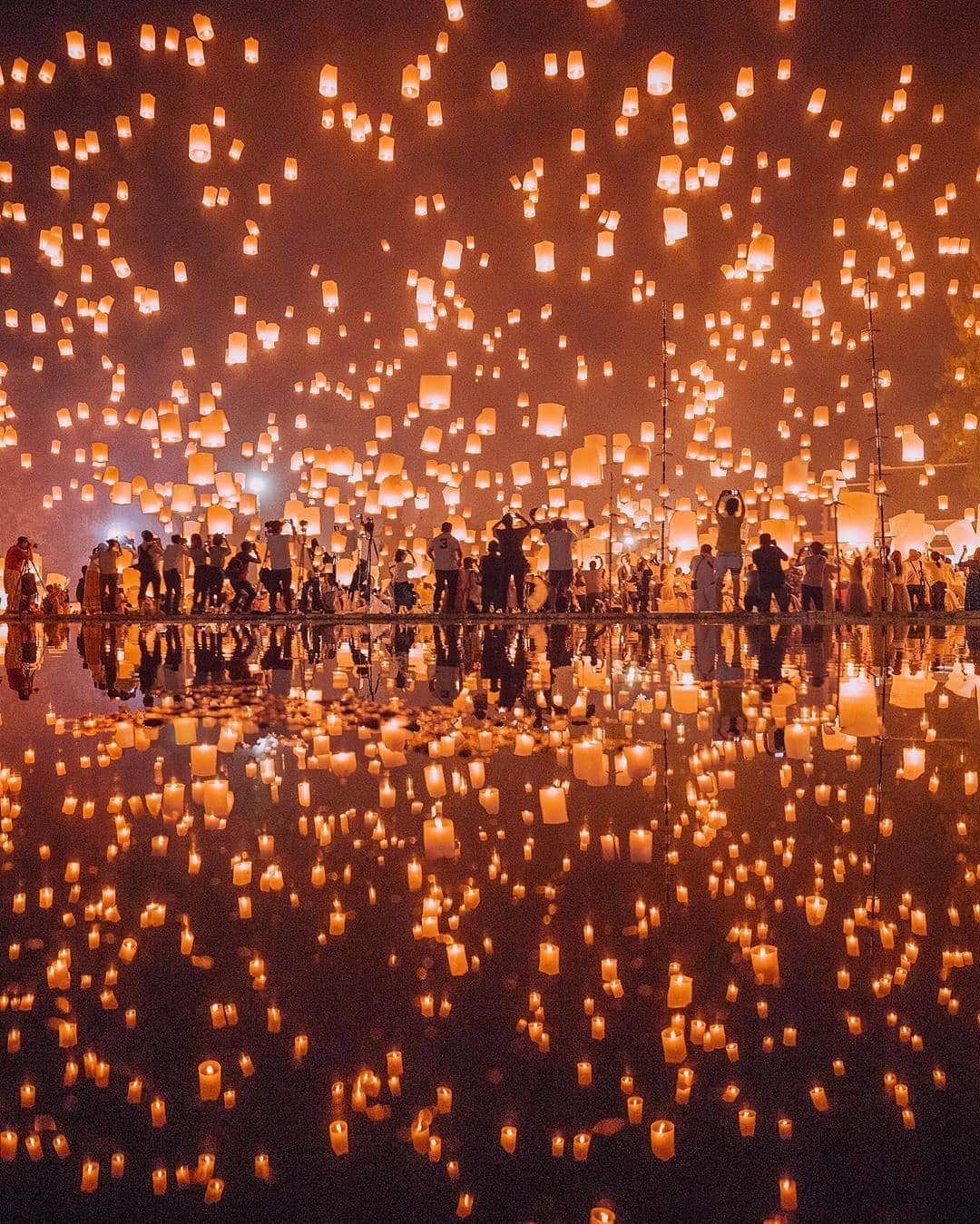 BEAUTIFUL DESTINATIONSさんのインスタグラム写真 - (BEAUTIFUL DESTINATIONSInstagram)「Want to see this in person? Head to Chiang Mai, Thailand in October! ✨ The release of the lanterns is a totally unique event that will take your breath away! Tag a friend that would love do experience this. (📸: @Jacob 📍: Chiang Mai, Thailand)」2月27日 22時30分 - beautifuldestinations