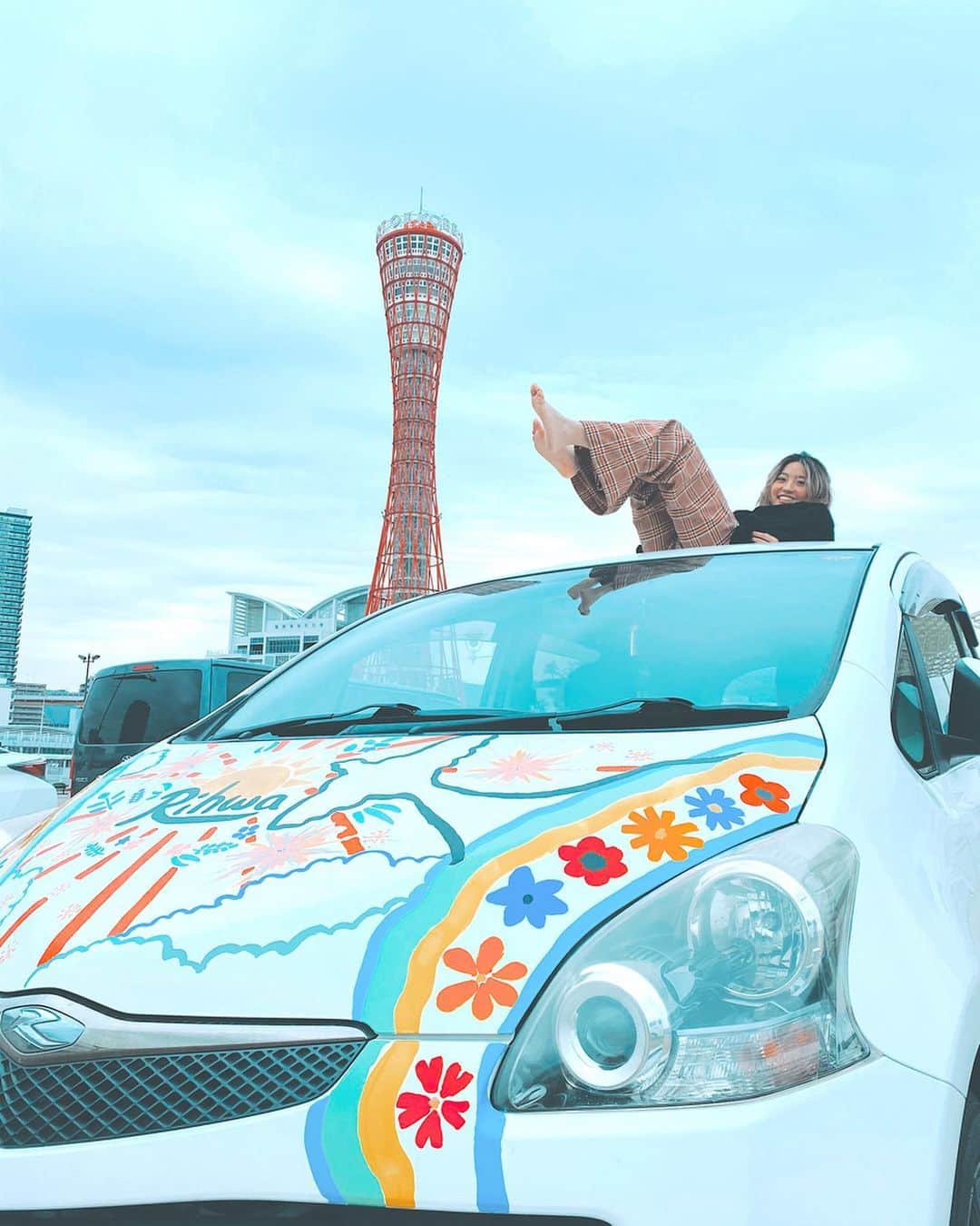 Rihwaさんのインスタグラム写真 - (RihwaInstagram)「神戸のポートタワーとラッキーリファ号💛💚💙🗼 車の屋根の上からの景色も良かったよ〜！✌️🚙🌈🌼 #Rihwa #car #ラッキーリファ号　#mycar #Rihwacar #Kobe #神戸　#兵庫　#旅　#ポートタワー」2月27日 22時31分 - rihwa_official