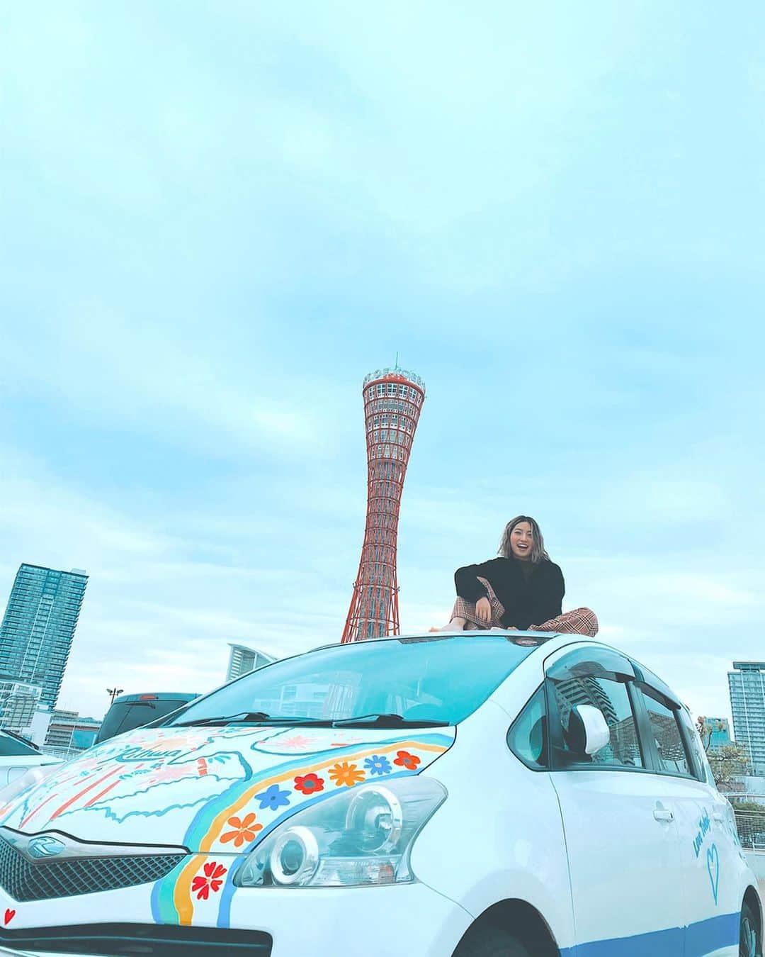 Rihwaさんのインスタグラム写真 - (RihwaInstagram)「神戸のポートタワーとラッキーリファ号💛💚💙🗼 車の屋根の上からの景色も良かったよ〜！✌️🚙🌈🌼 #Rihwa #car #ラッキーリファ号　#mycar #Rihwacar #Kobe #神戸　#兵庫　#旅　#ポートタワー」2月27日 22時31分 - rihwa_official